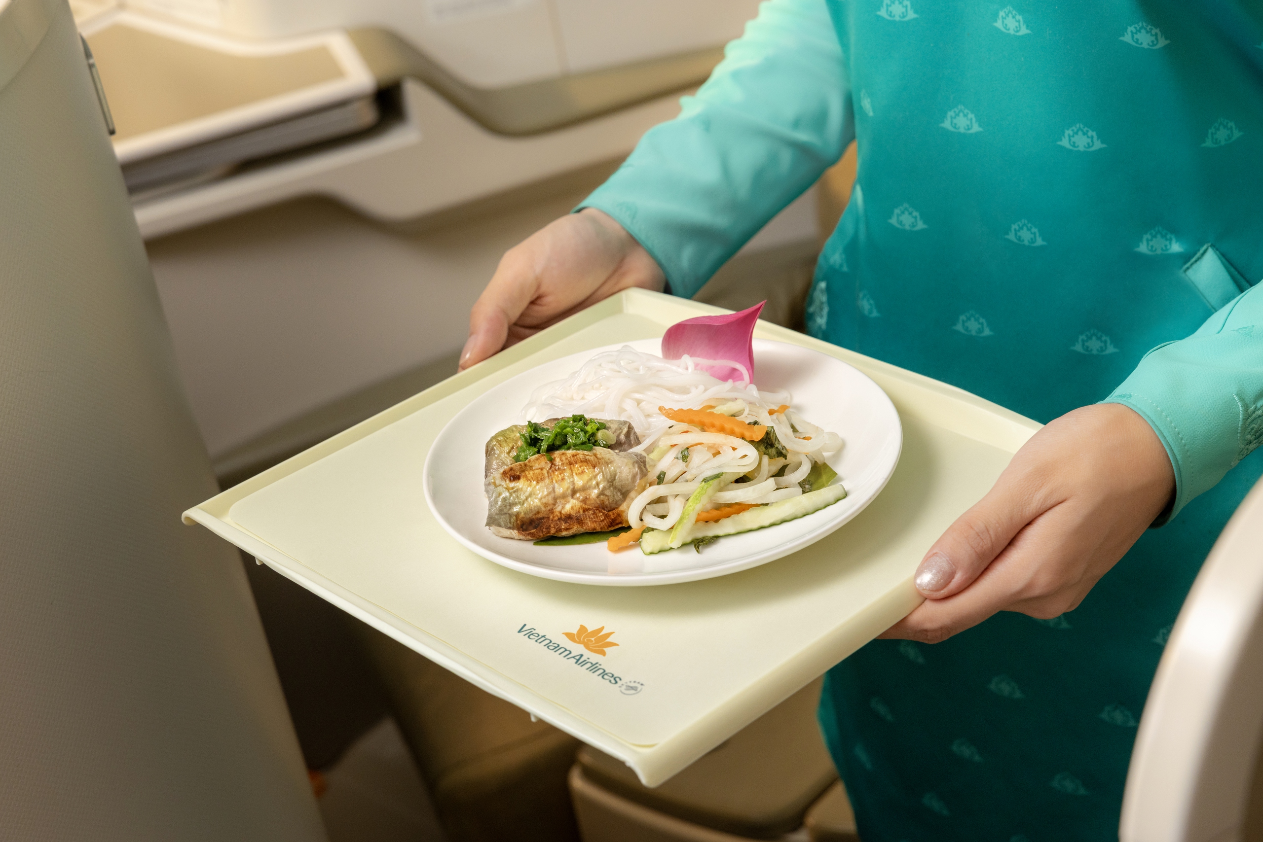 Từ tr&agrave; sen đến hương "Nh&atilde;": Vietnam Airlines kể c&acirc;u chuyện văn h&oacute;a Việt tr&ecirc;n bầu trời - Ảnh 3.