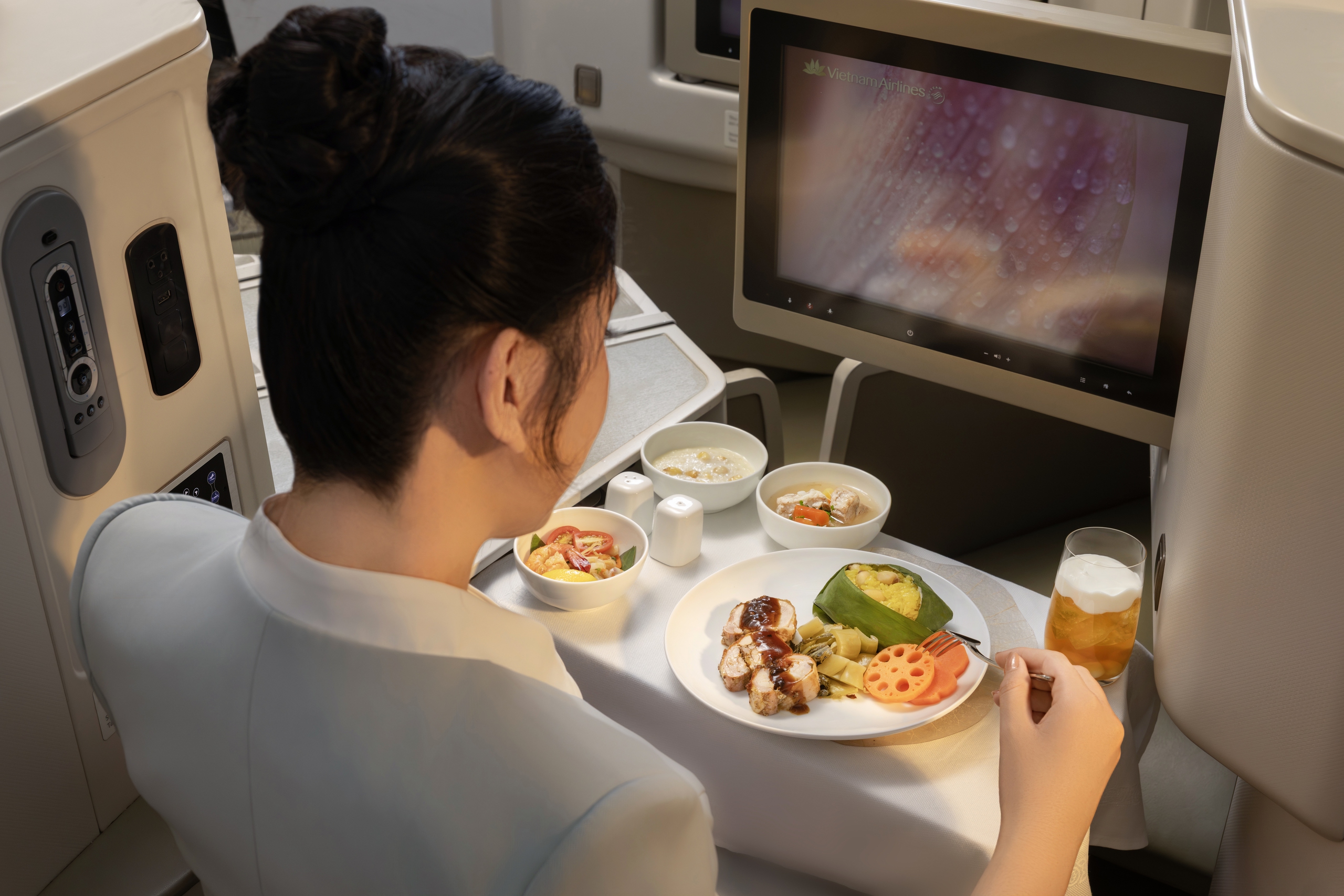 Từ tr&agrave; sen đến hương "Nh&atilde;": Vietnam Airlines kể c&acirc;u chuyện văn h&oacute;a Việt tr&ecirc;n bầu trời - Ảnh 1.