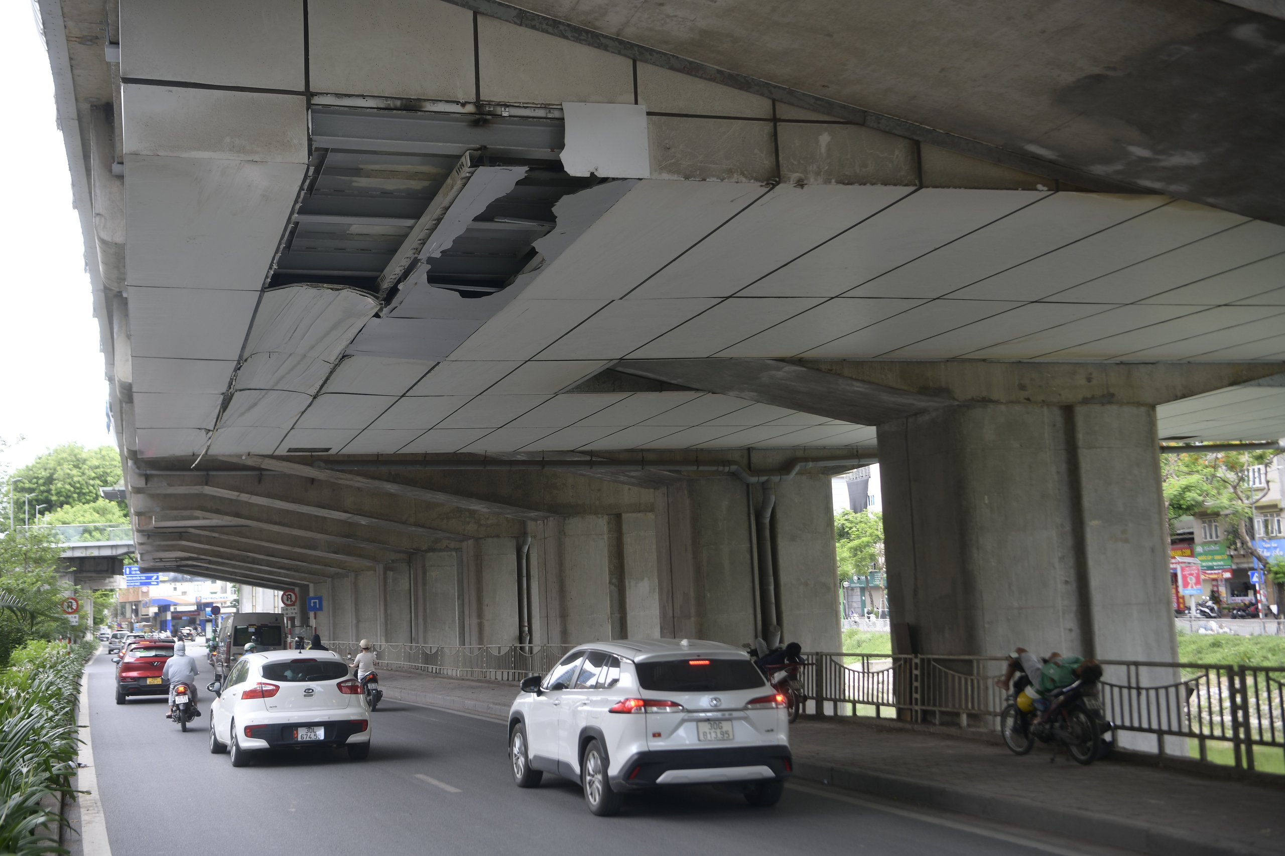 Cận cảnh loạt nh&agrave; ga đường sắt C&aacute;t Linh - H&agrave; Đ&ocirc;ng xuống cấp, xuất hiện nhiều hư hỏng - Ảnh 1.