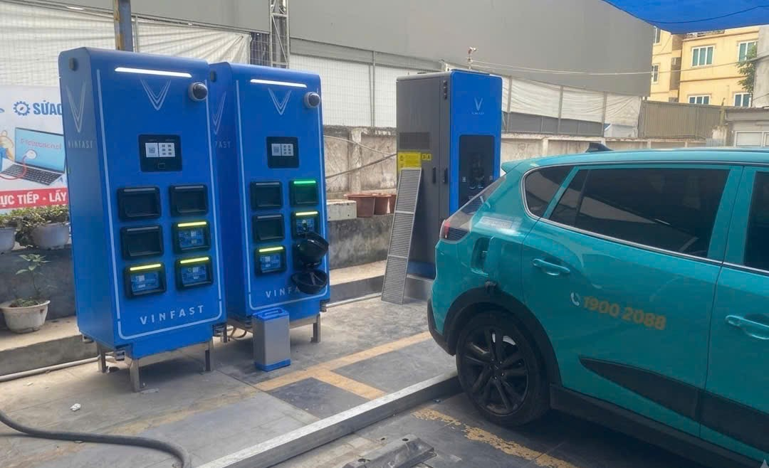 Tủ đổi pin xe máy điện quá tải cục bộ , tài xế công nghệ khốn khổ chờ đợi - Ảnh 1. Tủ đổi pin xe máy điện quá tải cục bộ , tài xế công nghệ khốn khổ chờ đợi - Ảnh 1.