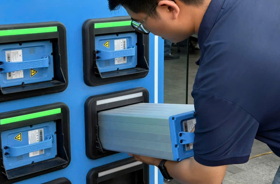 Tủ đổi pin xe máy điện quá tải cục bộ , tài xế công nghệ khốn khổ chờ đợi - Ảnh 2. Tủ đổi pin xe máy điện quá tải cục bộ , tài xế công nghệ khốn khổ chờ đợi - Ảnh 2.