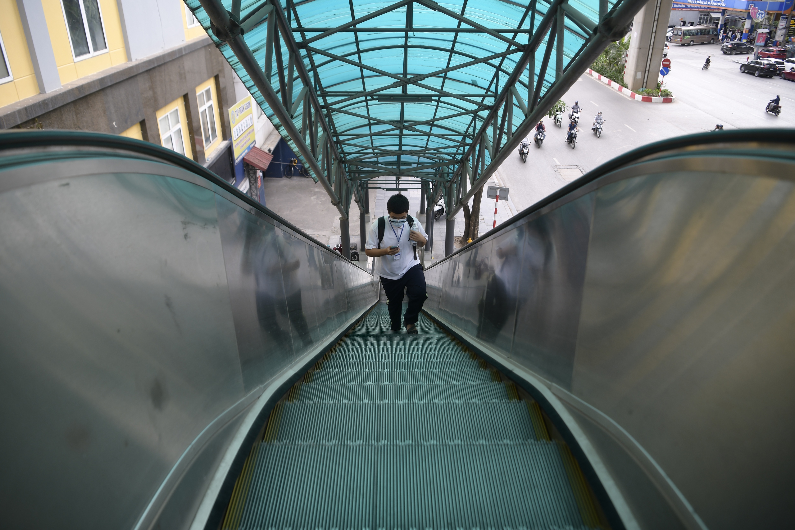Cận cảnh loạt nh&agrave; ga đường sắt C&aacute;t Linh - H&agrave; Đ&ocirc;ng xuống cấp, xuất hiện nhiều hư hỏng - Ảnh 3.