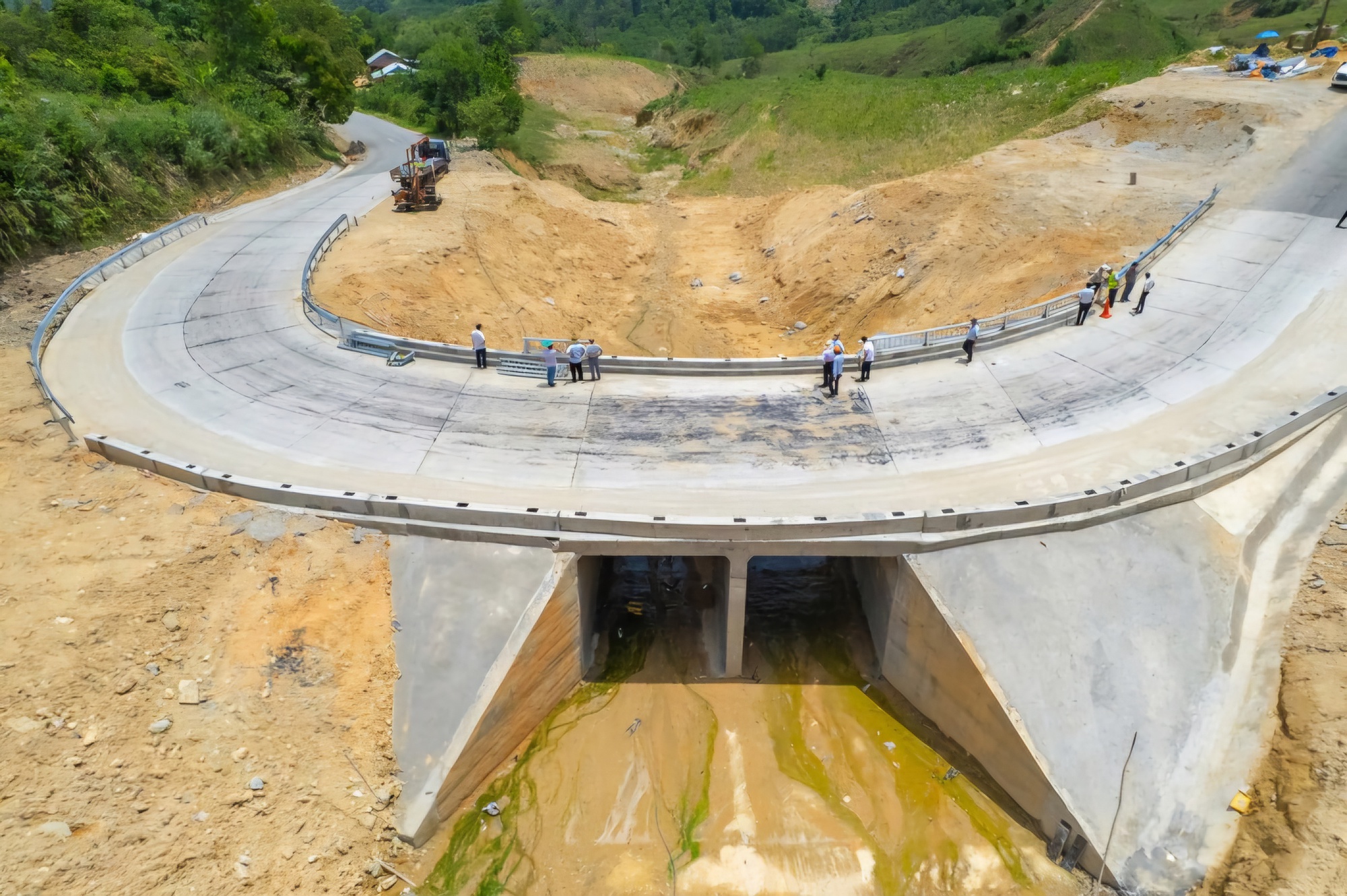 Ho&agrave;n th&agrave;nh khắc phục sạt lở tr&ecirc;n QL24C, QL40B qua Đ&agrave; Nẵng - Ảnh 3.