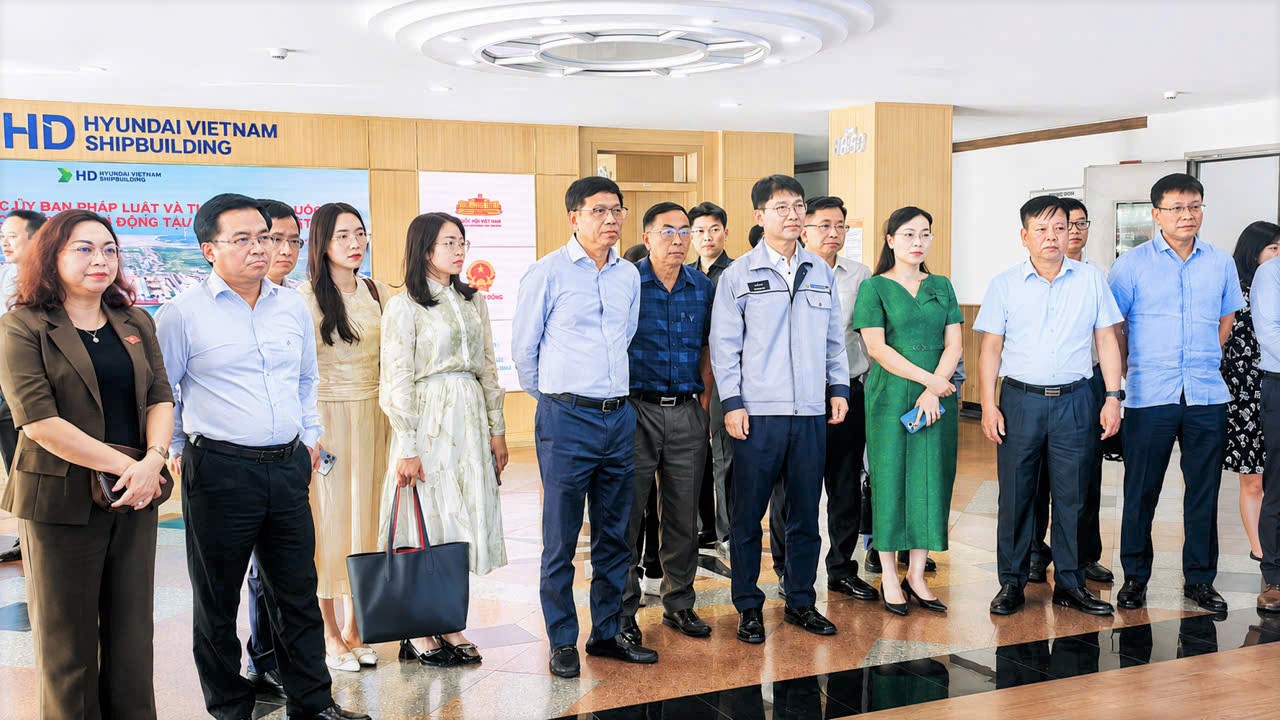 Quốc hội khảo s&aacute;t tại HD Hyundai Việt Nam phục vụ sửa đổi Bộ luật H&agrave;ng hải - Ảnh 4.