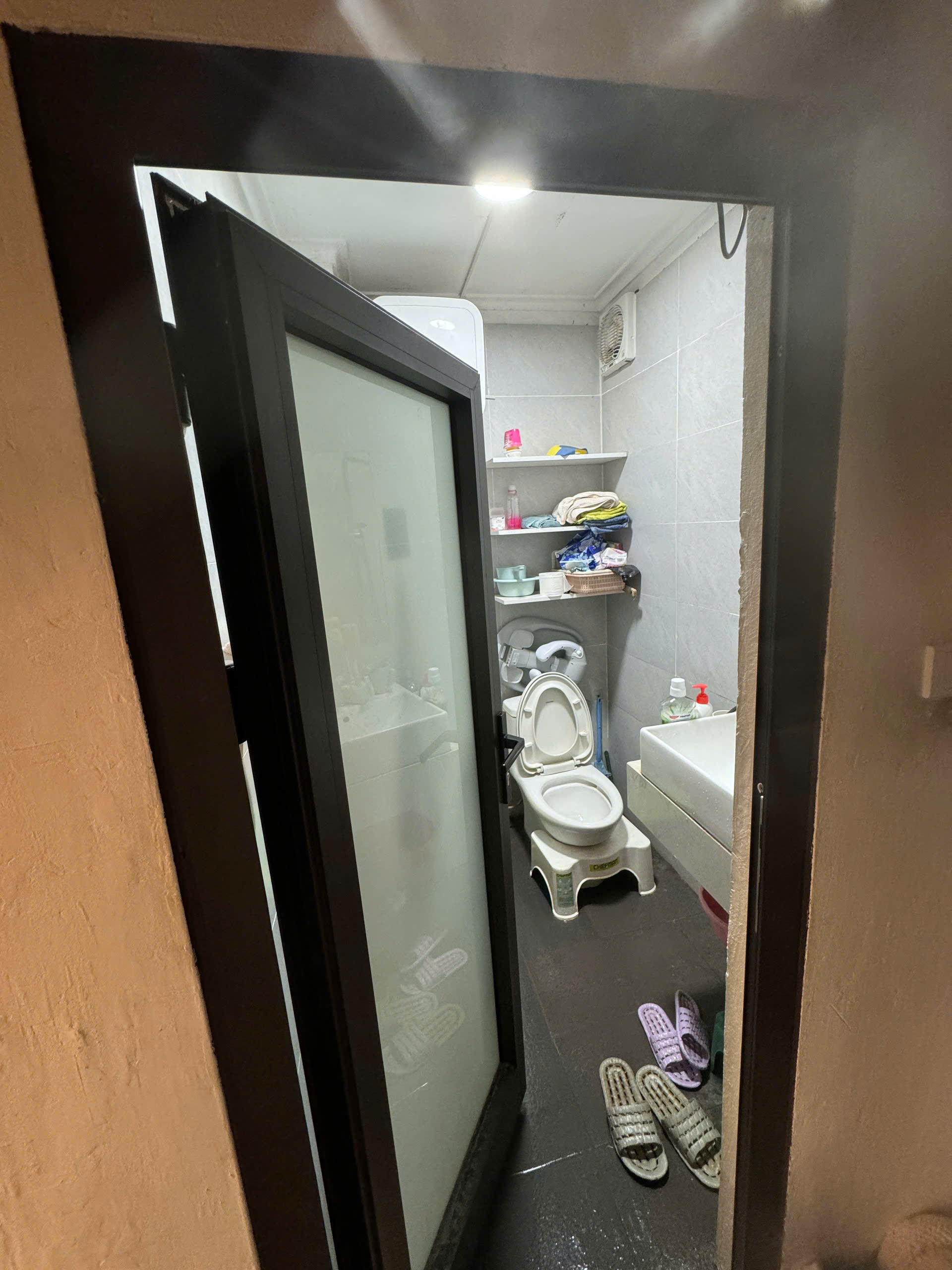 Cửa nhà vệ sinh nên mở trong hay ngoài? - Ảnh 1.