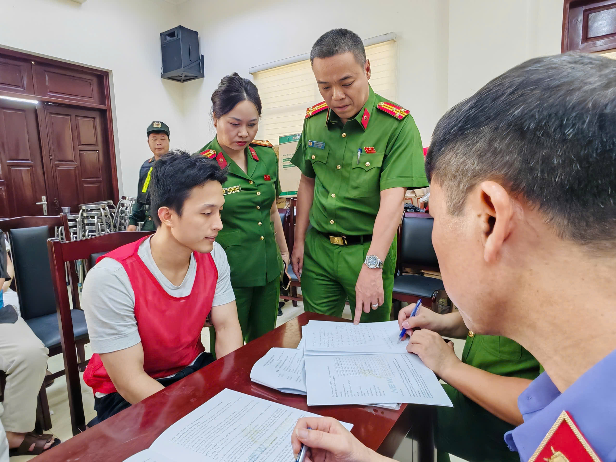 Vụ "hợp đồng kỳ nghỉ": Thu giữ, phong tỏa hơn 76 tỷ đồng v&agrave; nhiều sổ tiết kiệm tiền tỷ - Ảnh 1.