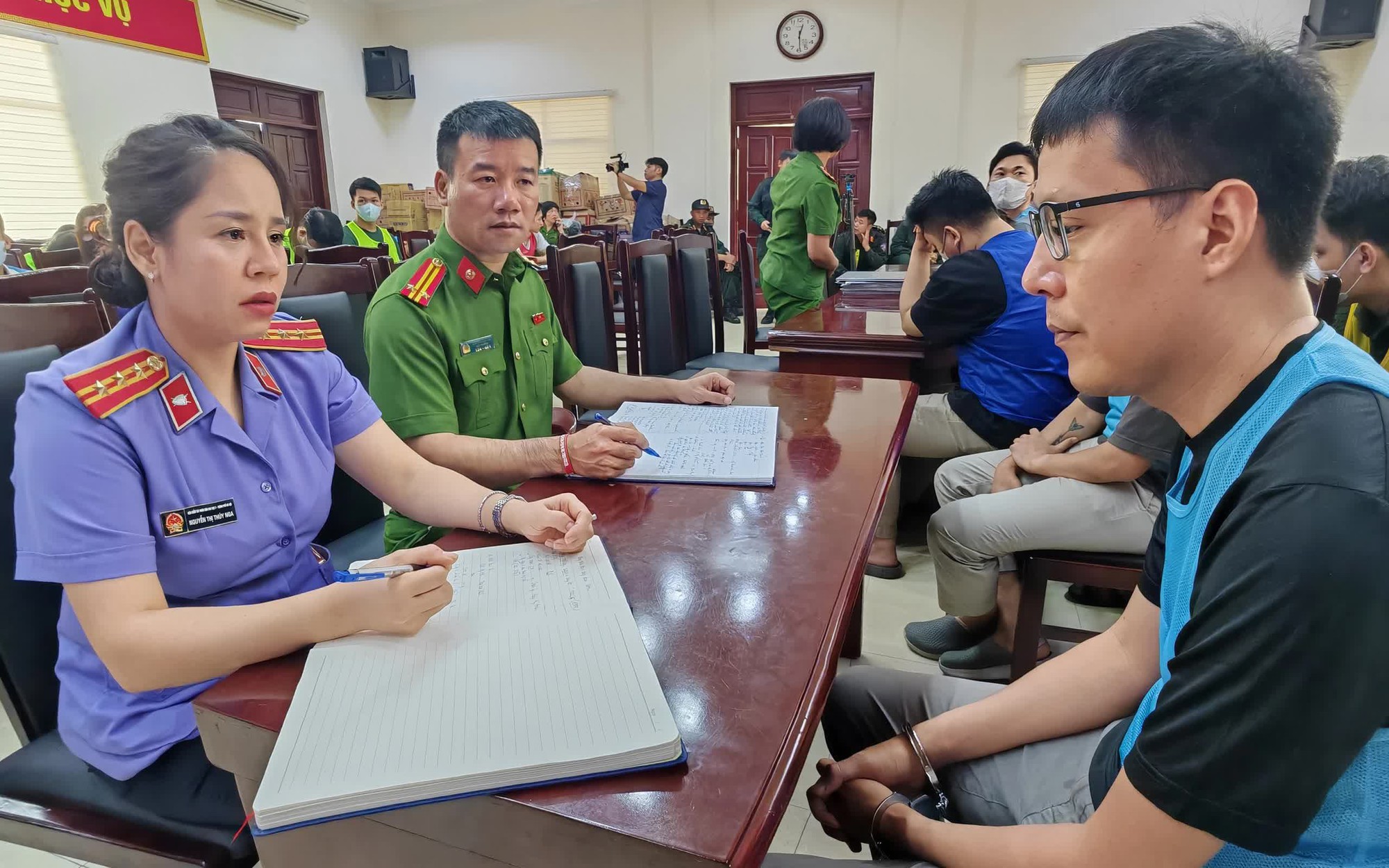 Vụ "hợp đồng kỳ nghỉ": Thu giữ, phong tỏa hơn 76 tỷ đồng v&agrave; nhiều sổ tiết kiệm, sổ đỏ - Ảnh 3.