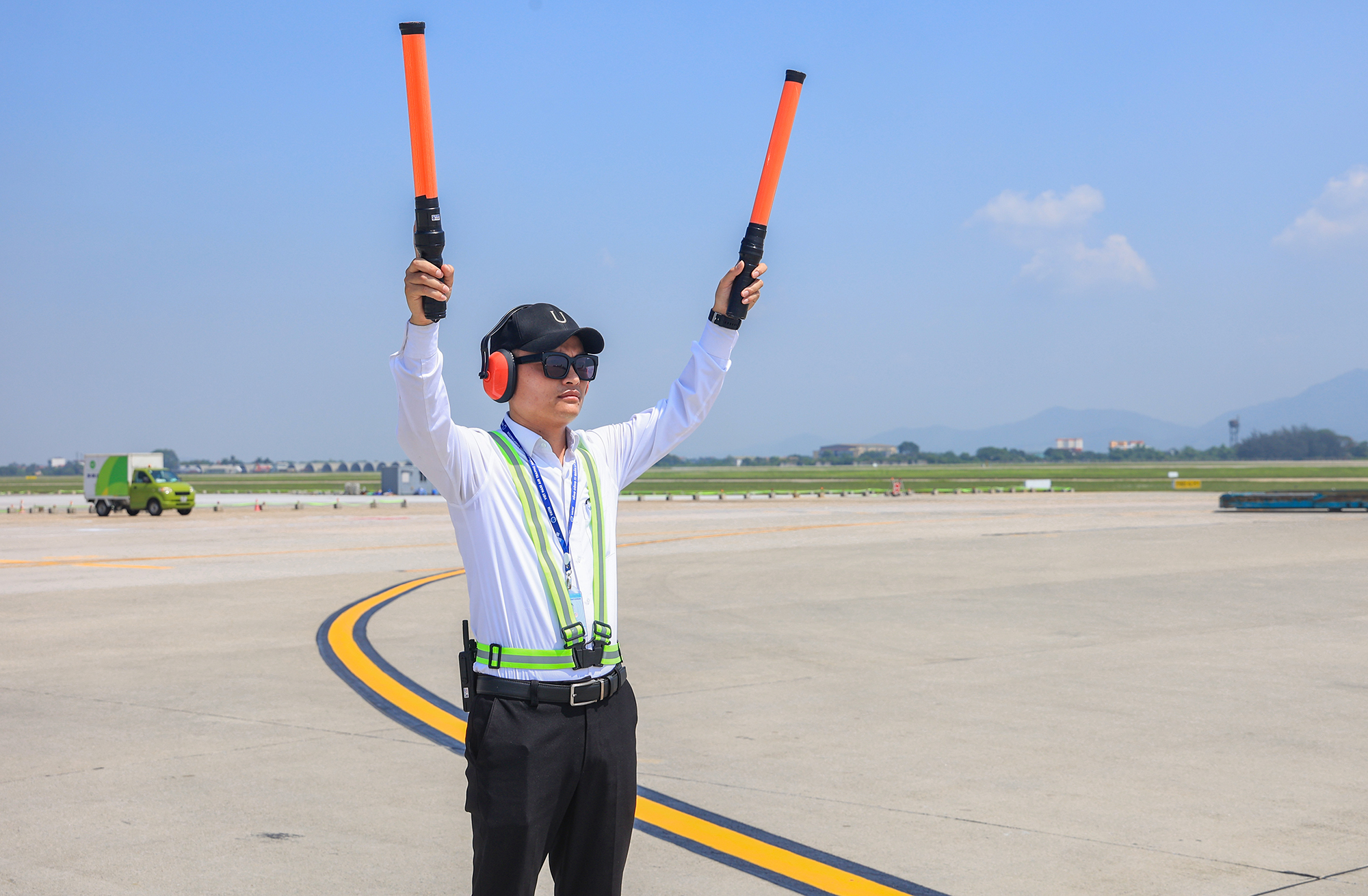 Nghề signalman trước mũi t&agrave;u bay - Ảnh 2.