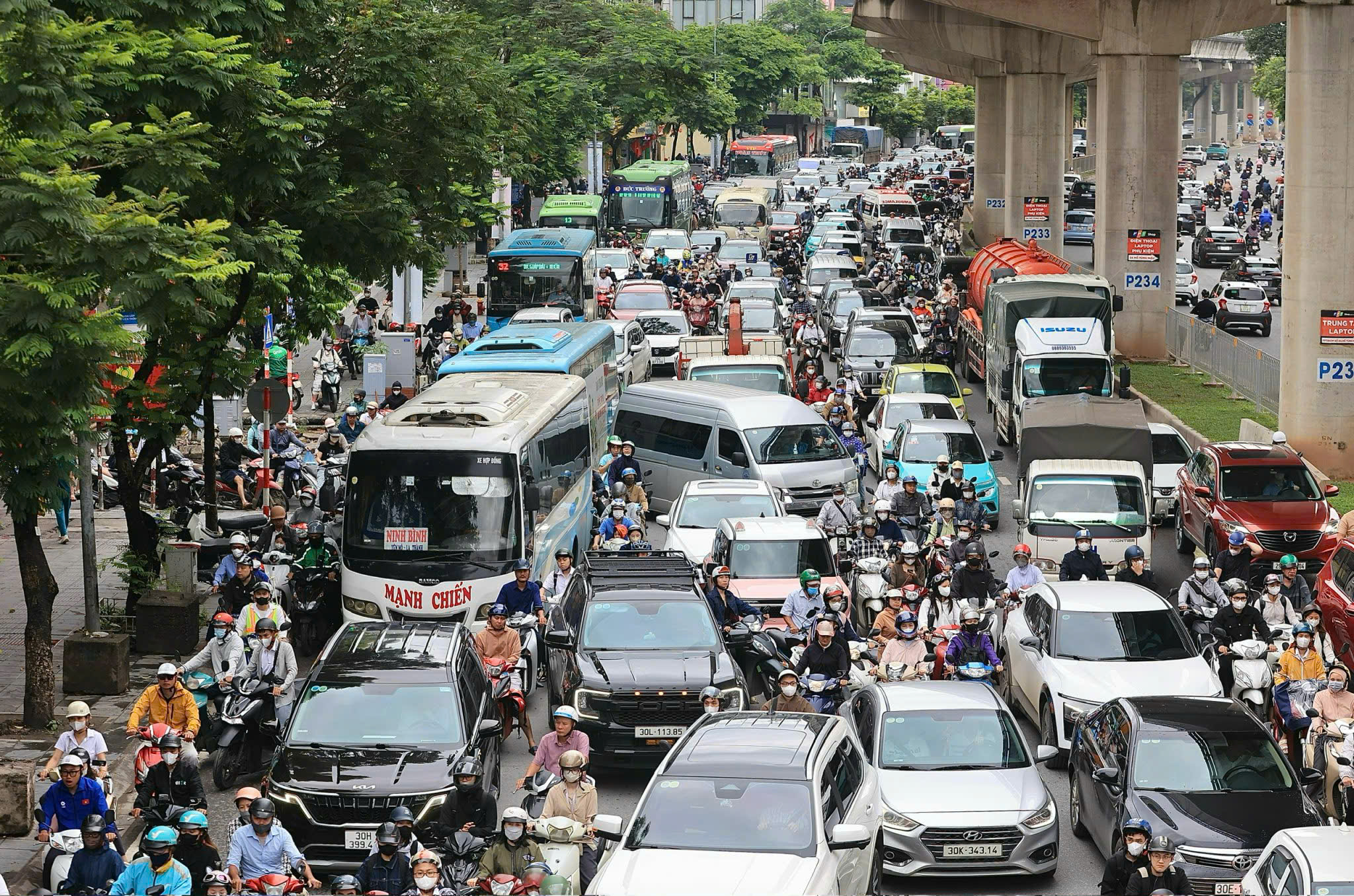 H&agrave; Nội xử l&yacute; 39 điểm &ugrave;n tắc giao th&ocirc;ng trong 6 th&aacute;ng đầu năm  - Ảnh 1.