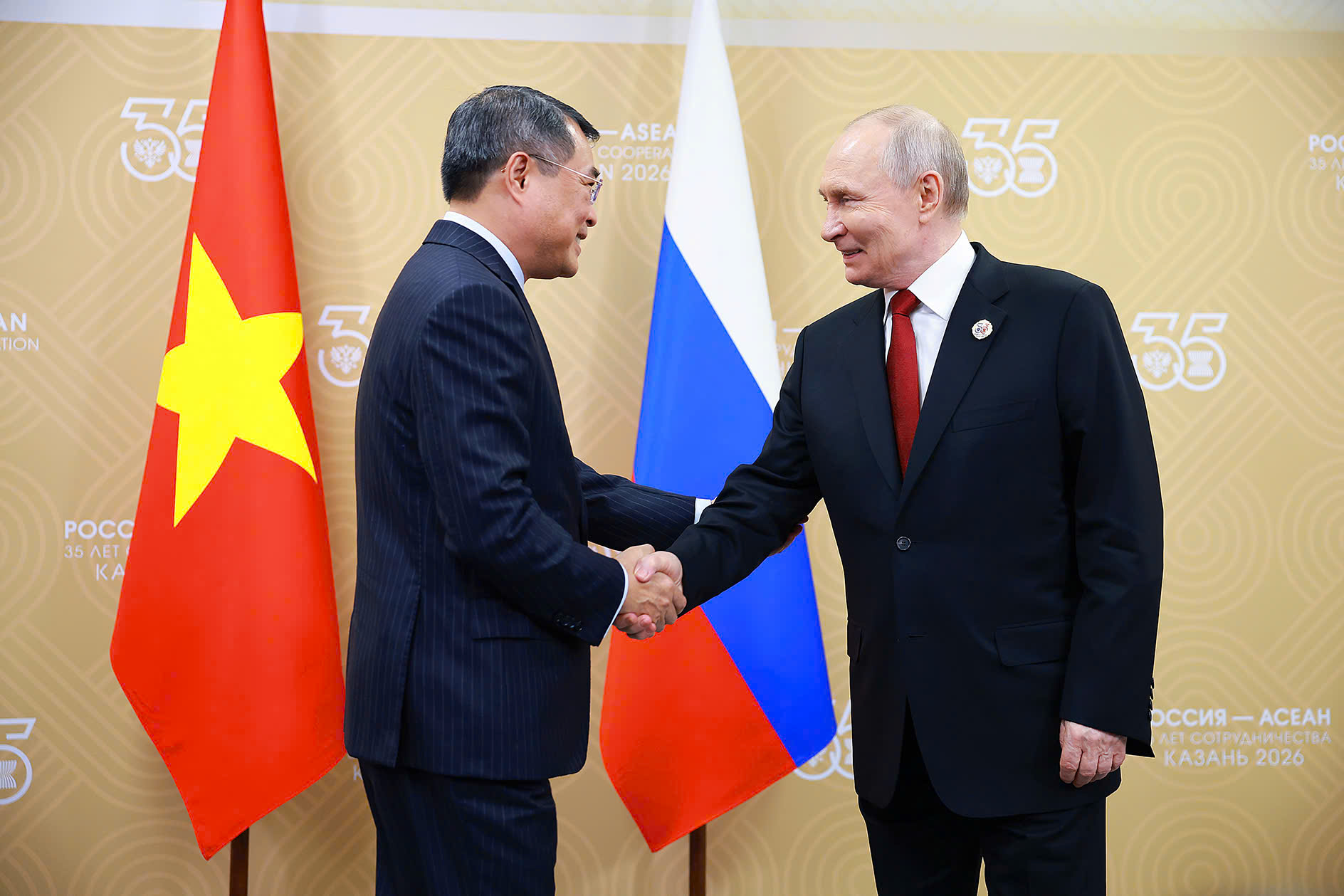 Thủ tướng Ch&iacute;nh phủ L&ecirc; Minh Hưng hội kiến Tổng thống Nga Vladimir Putin - Ảnh 1.