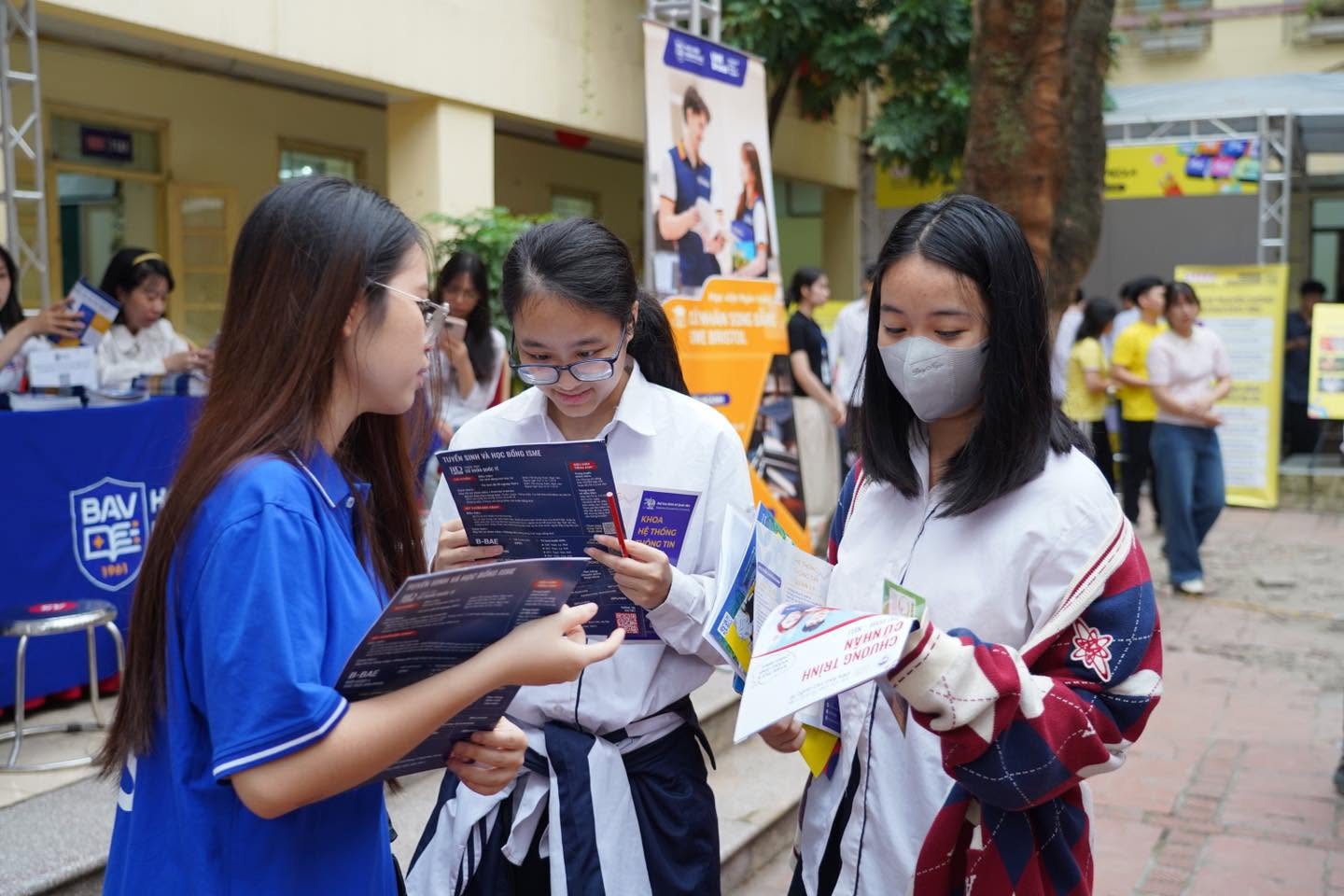 Phụ huynh bắt đầu cuộc đua t&igrave;m trường đại học cho con - Ảnh 1.