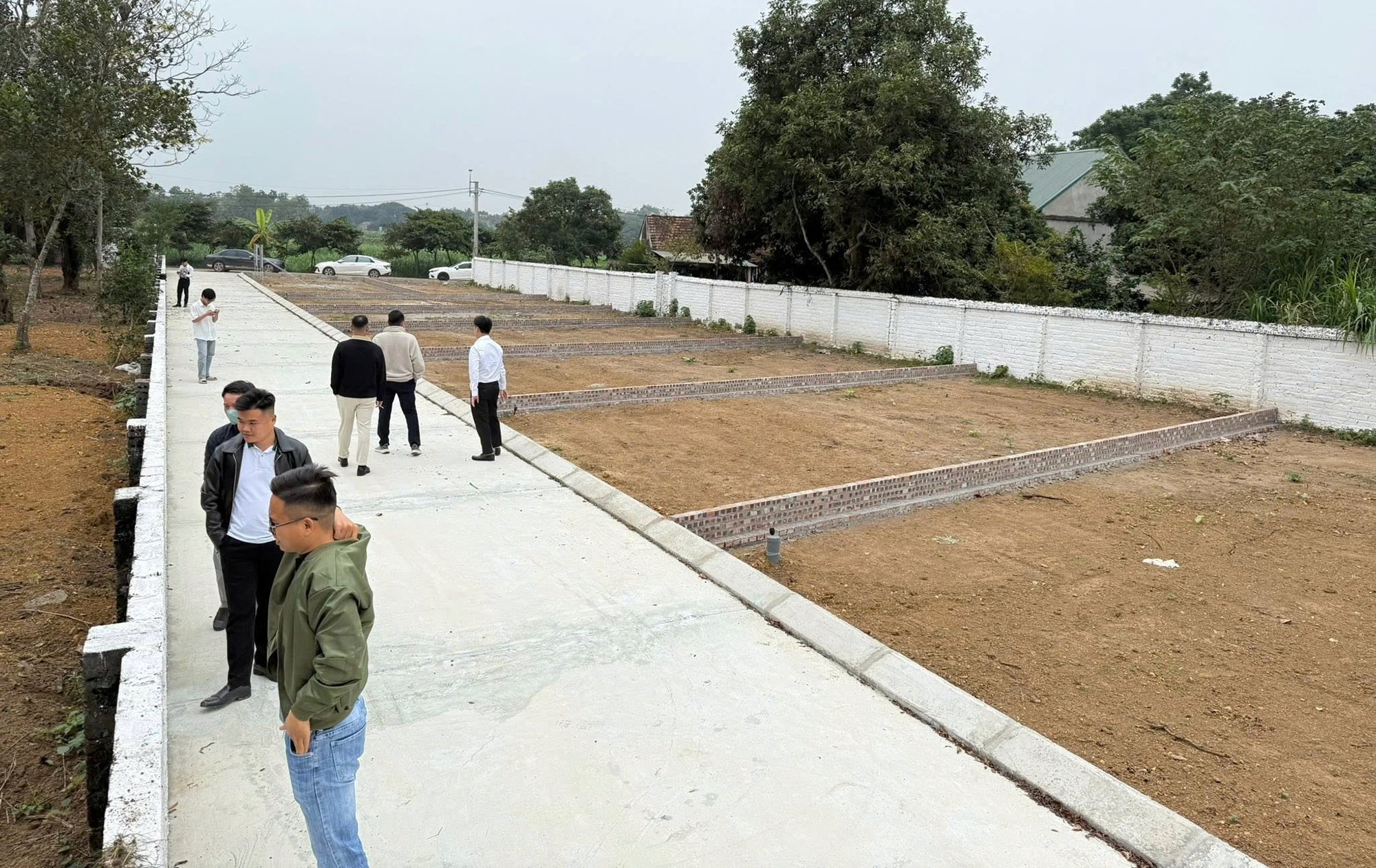 Môi giới nhà hết thời kiếm tiền nhờ “thổi giá” - Ảnh 1.