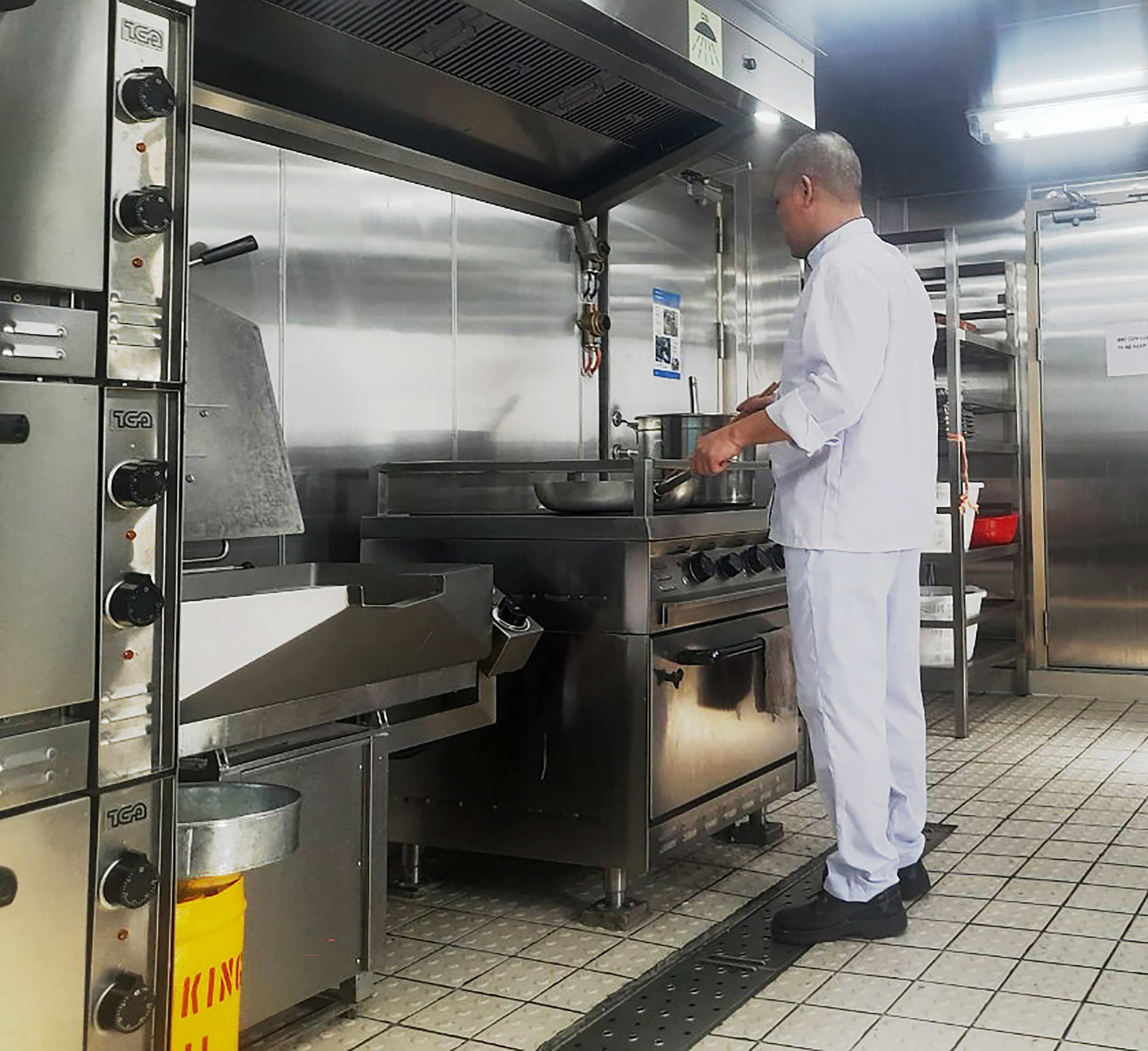 Nghệ thuật “giữ lửa” của đầu bếp tàu viễn dương - Ảnh 1.