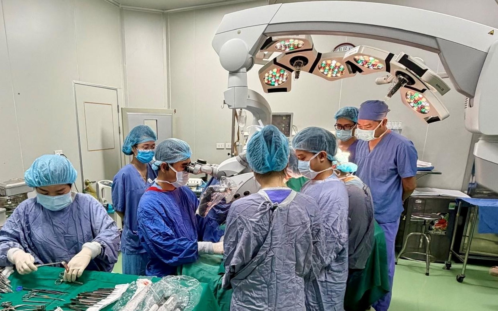 Cứu b&agrave;n tay b&eacute; trai 22 th&aacute;ng tuổi gần đứt rời do m&aacute;y dập cốc - Ảnh 1.