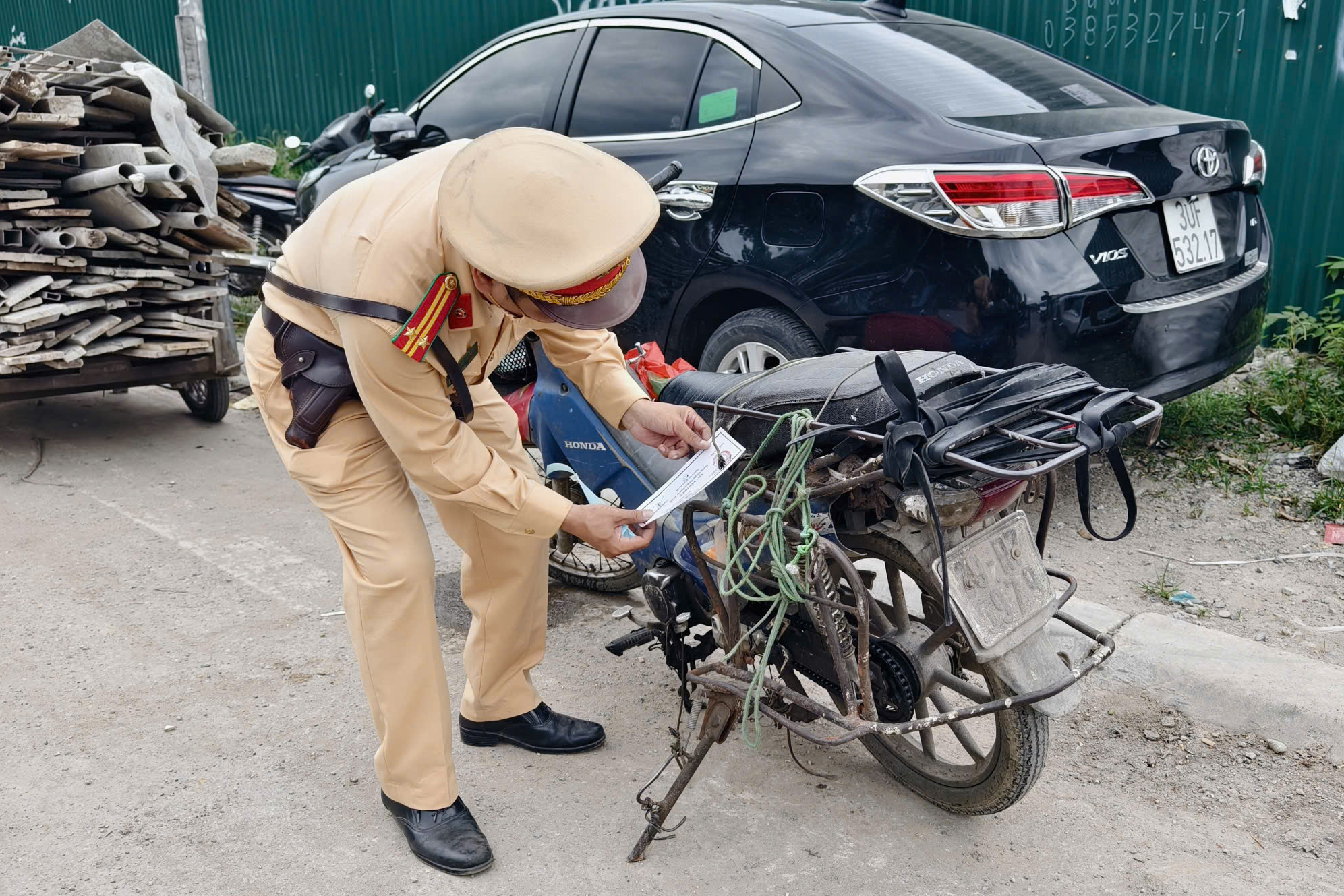 Cảnh s&aacute;t đ&oacute;n l&otilde;ng xử l&yacute; loạt xe cũ, n&aacute;t chở h&agrave;ng cồng kềnh ''đại n&aacute;o'' Đại lộ Thăng Long - Ảnh 13.