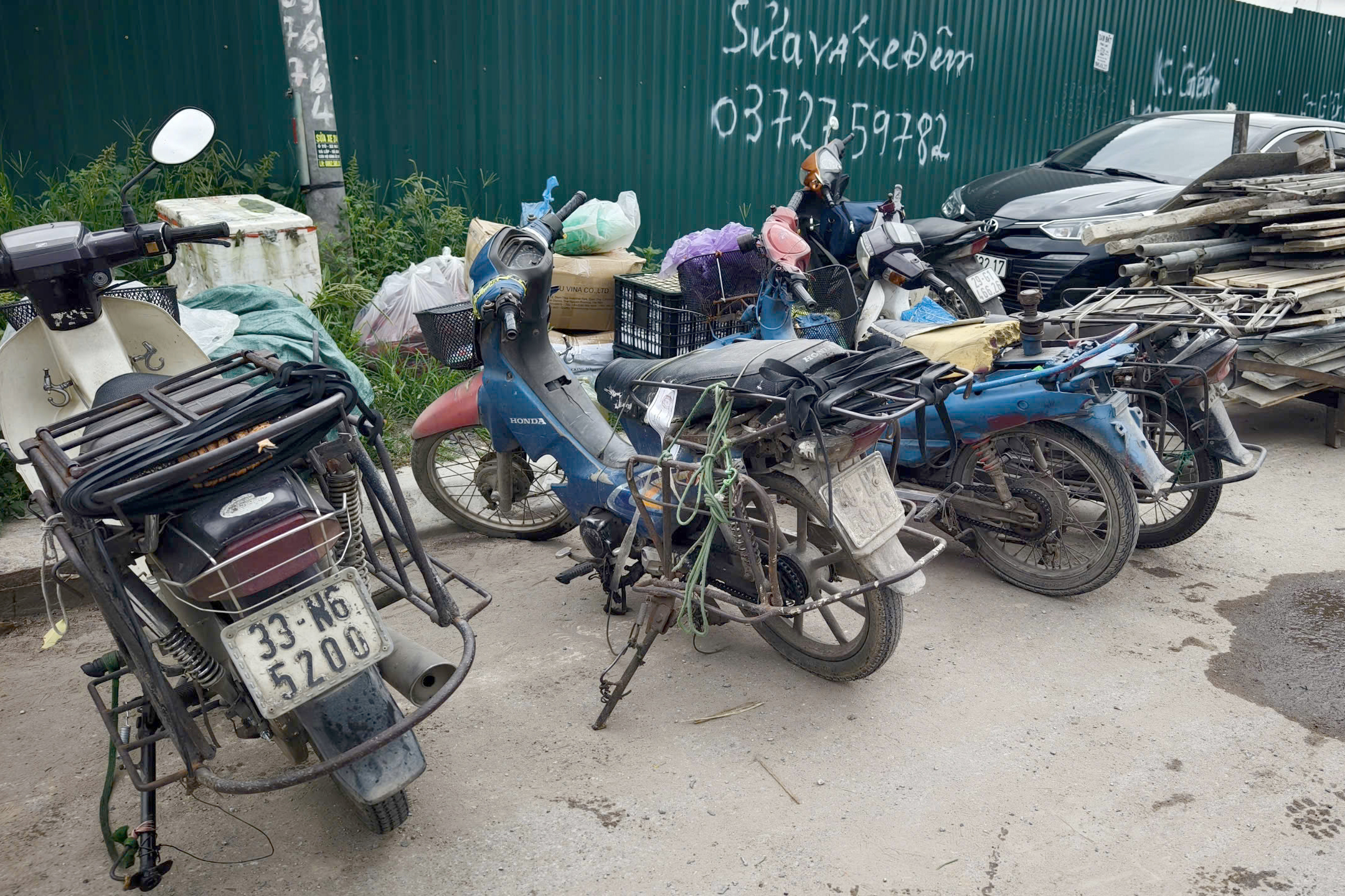 Cảnh s&aacute;t đ&oacute;n l&otilde;ng xử l&yacute; loạt xe cũ, n&aacute;t chở h&agrave;ng cồng kềnh ''đại n&aacute;o'' Đại lộ Thăng Long - Ảnh 12.