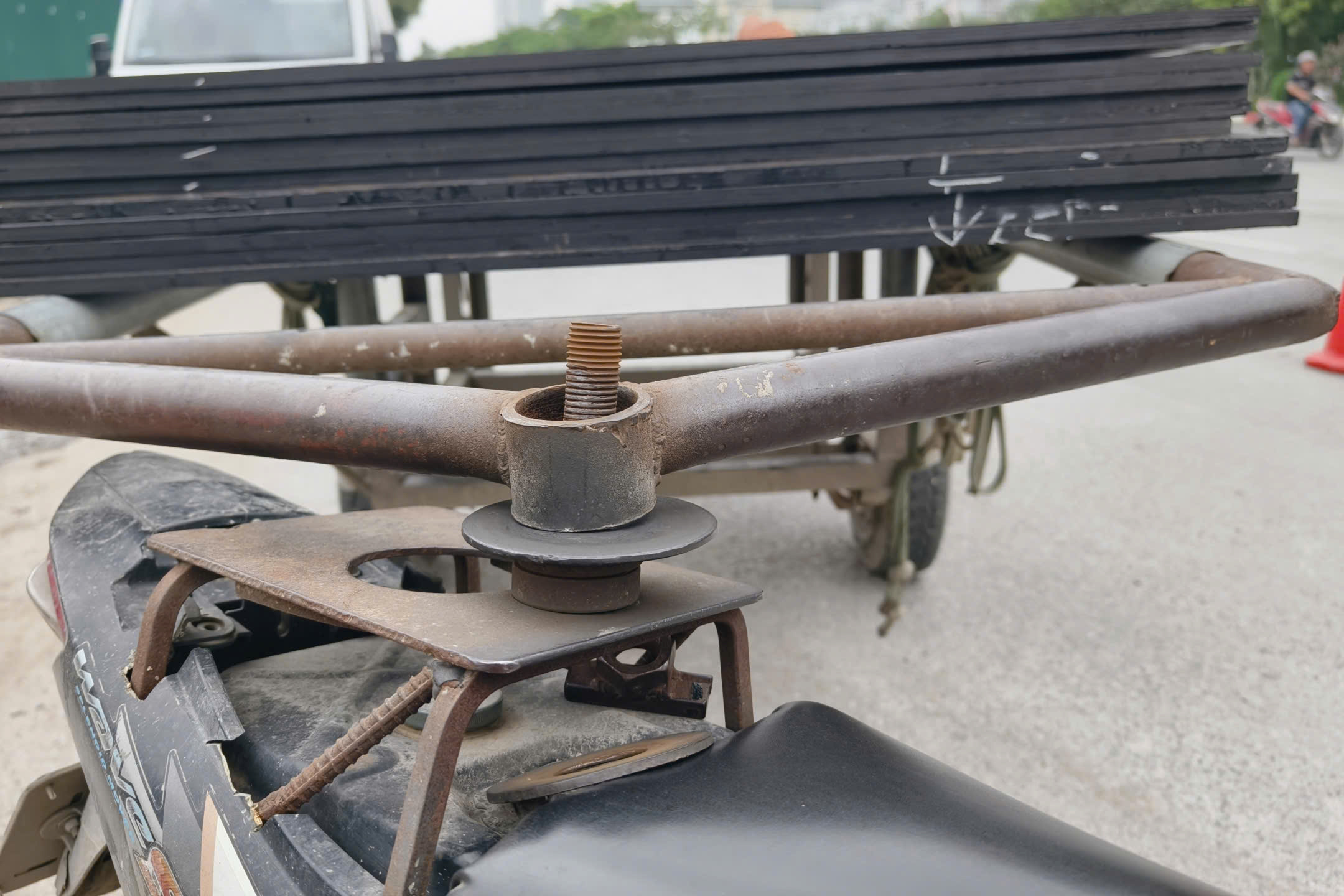 Cảnh s&aacute;t đ&oacute;n l&otilde;ng xử l&yacute; loạt xe cũ, n&aacute;t chở h&agrave;ng cồng kềnh ''đại n&aacute;o'' Đại lộ Thăng Long - Ảnh 6.
