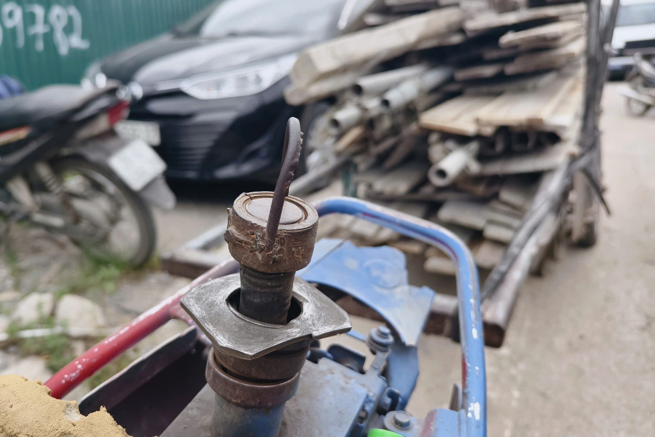 Cảnh s&aacute;t đ&oacute;n l&otilde;ng xử l&yacute; loạt xe cũ, n&aacute;t chở h&agrave;ng cồng kềnh ''đại n&aacute;o'' Đại lộ Thăng Long - Ảnh 5.