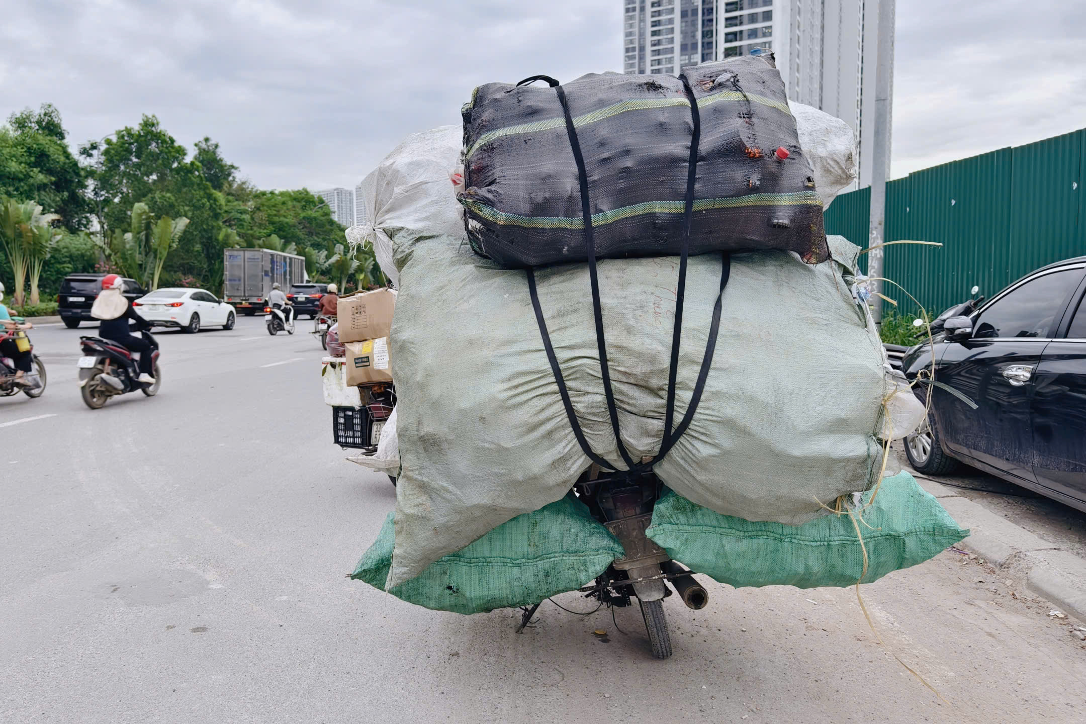 Cảnh s&aacute;t đ&oacute;n l&otilde;ng xử l&yacute; loạt xe cũ, n&aacute;t chở h&agrave;ng cồng kềnh ''đại n&aacute;o'' Đại lộ Thăng Long - Ảnh 7.