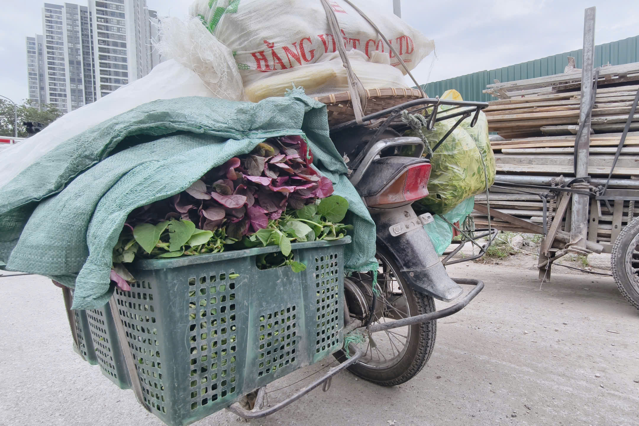 Cảnh s&aacute;t đ&oacute;n l&otilde;ng xử l&yacute; loạt xe cũ, n&aacute;t chở h&agrave;ng cồng kềnh ''đại n&aacute;o'' Đại lộ Thăng Long - Ảnh 8.