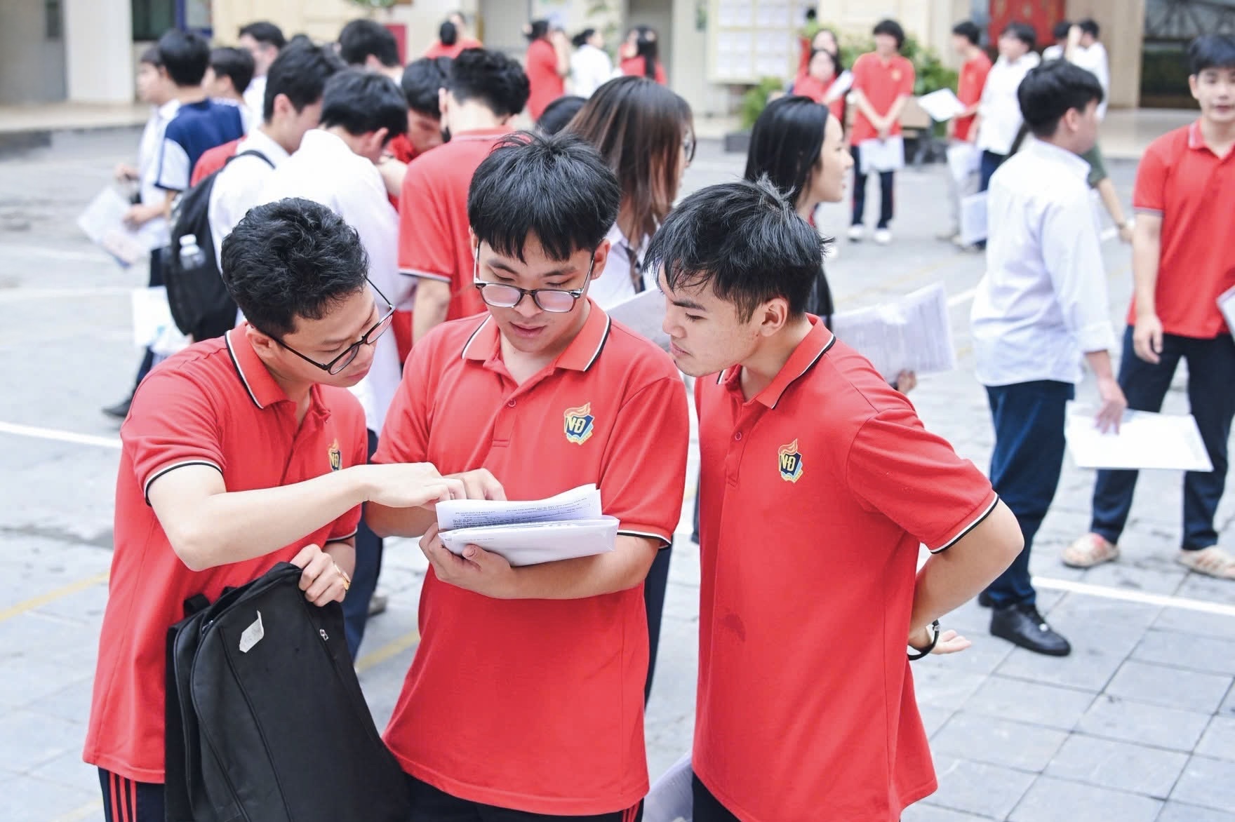Phụ huynh bắt đầu cuộc đua t&igrave;m trường đại học cho con - Ảnh 2.