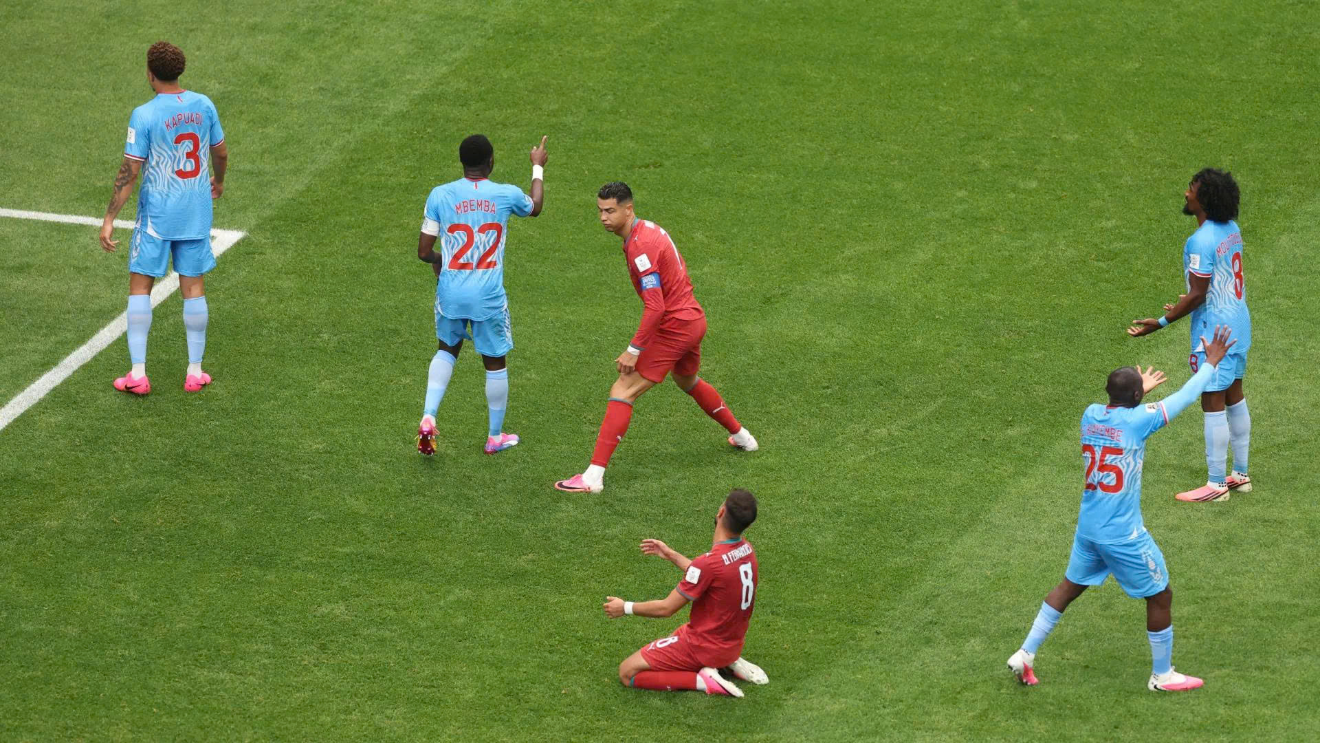 Fan Ronaldo c&ocirc;ng k&iacute;ch d&agrave;n sao tuyển Bồ Đ&agrave;o Nha v&igrave; l&yacute; do kh&oacute; hiểu - Ảnh 2.