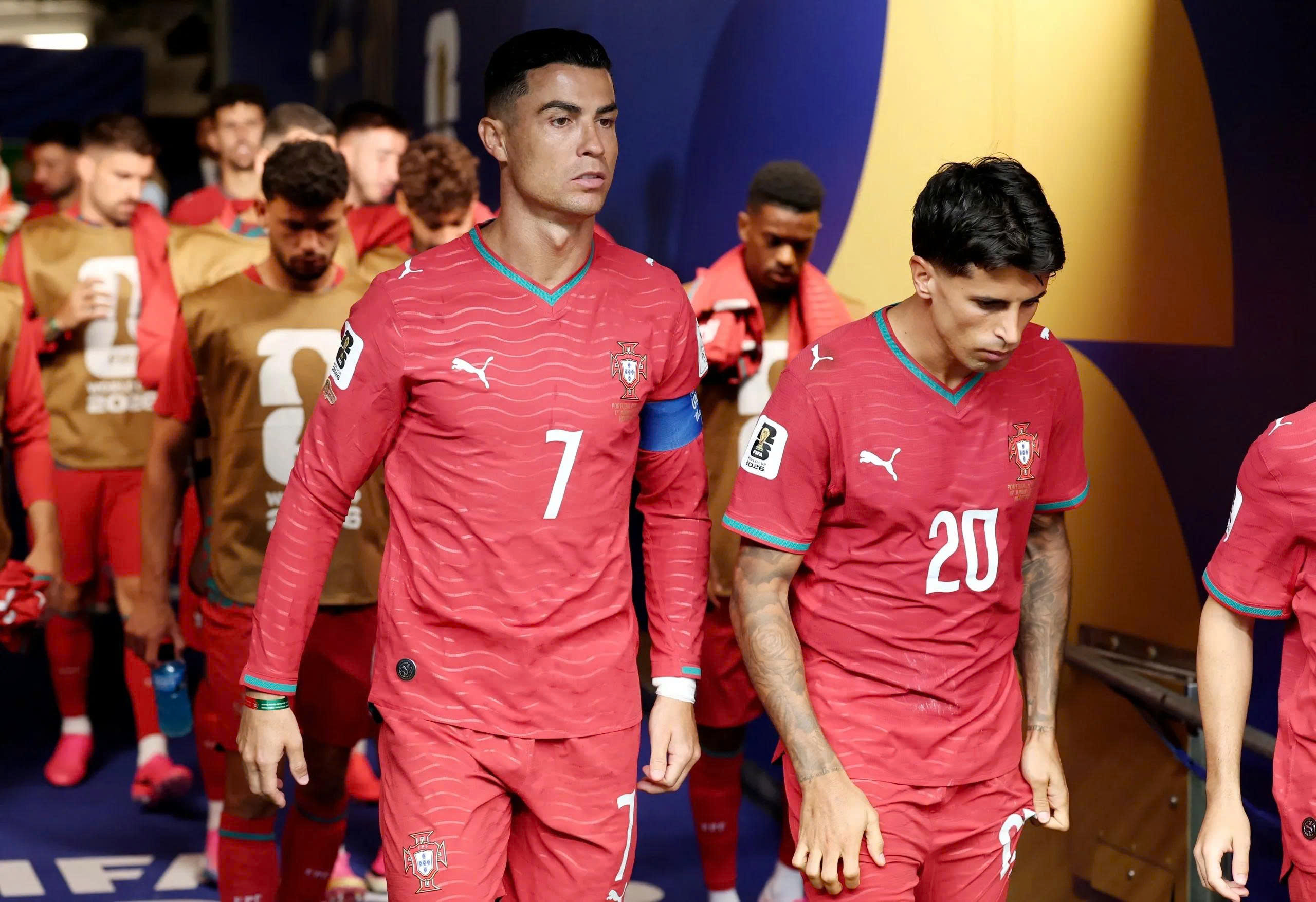 Fan Ronaldo c&ocirc;ng k&iacute;ch d&agrave;n sao tuyển Bồ Đ&agrave;o Nha v&igrave; l&yacute; do kh&oacute; hiểu - Ảnh 1.