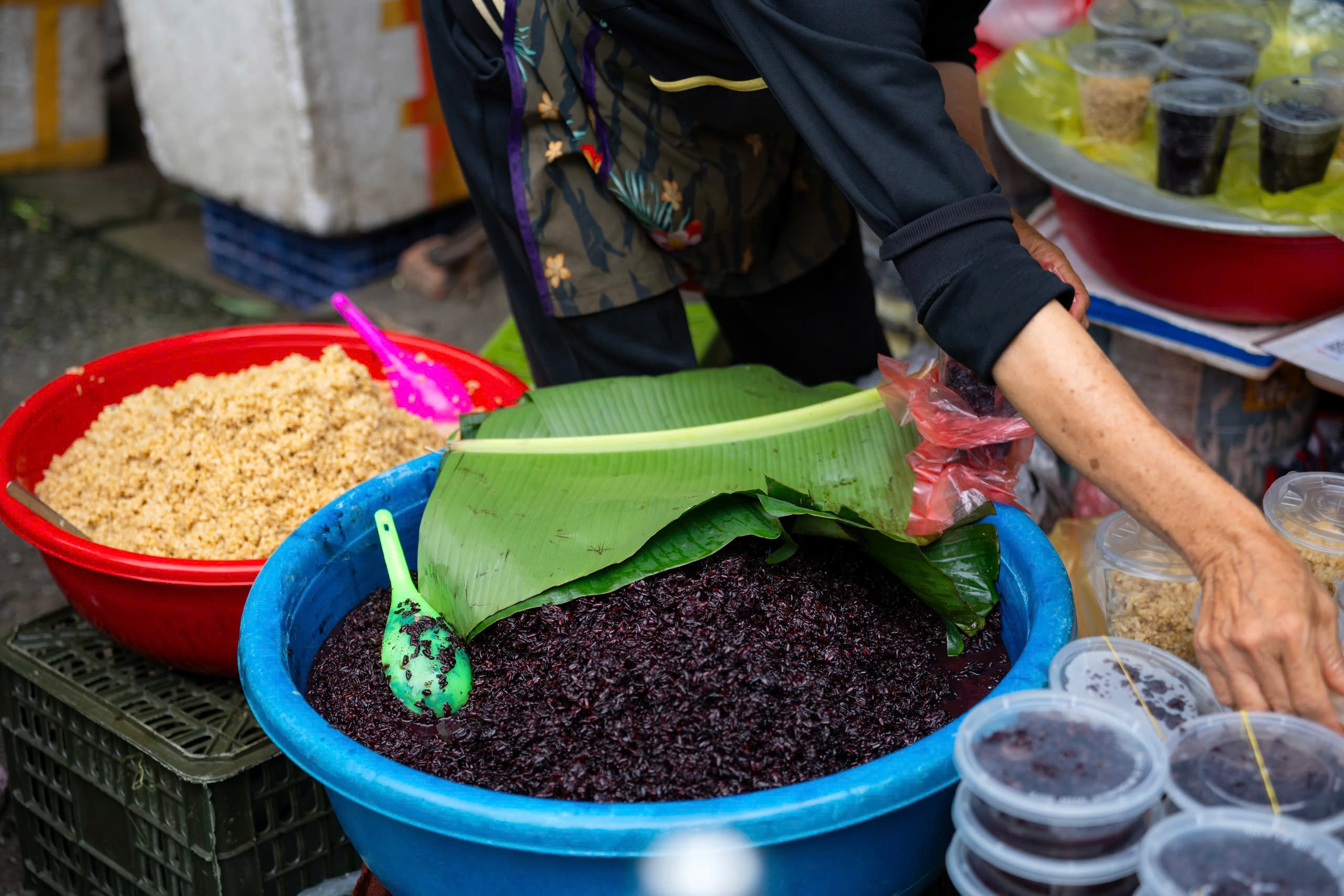 Chợ truyền thống nhộn nhịp trong ng&agrave;y Tết Đoan Ngọ - Ảnh 2.