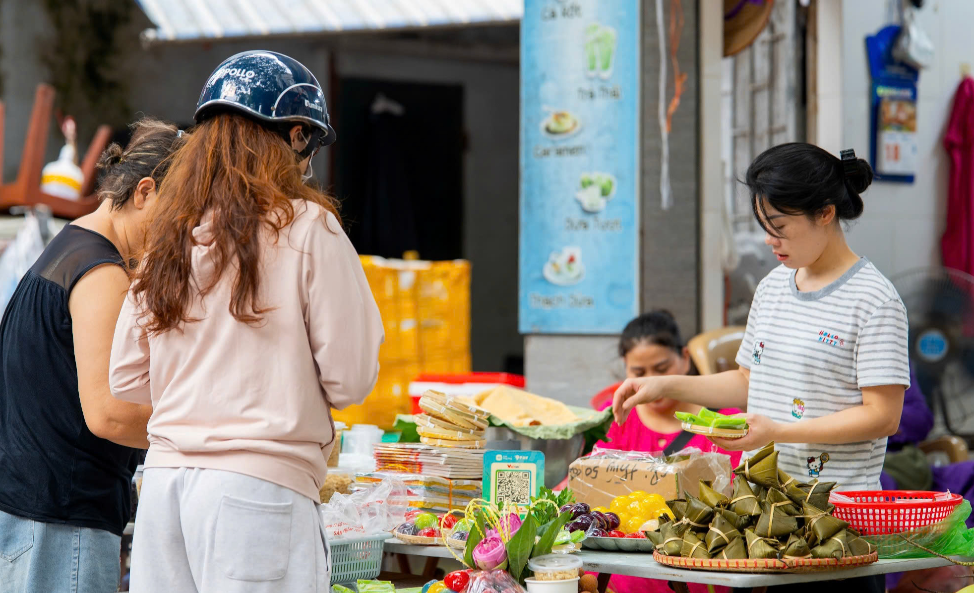 Chợ truyền thống nhộn nhịp trong ng&agrave;y Tết Đoan Ngọ - Ảnh 4.