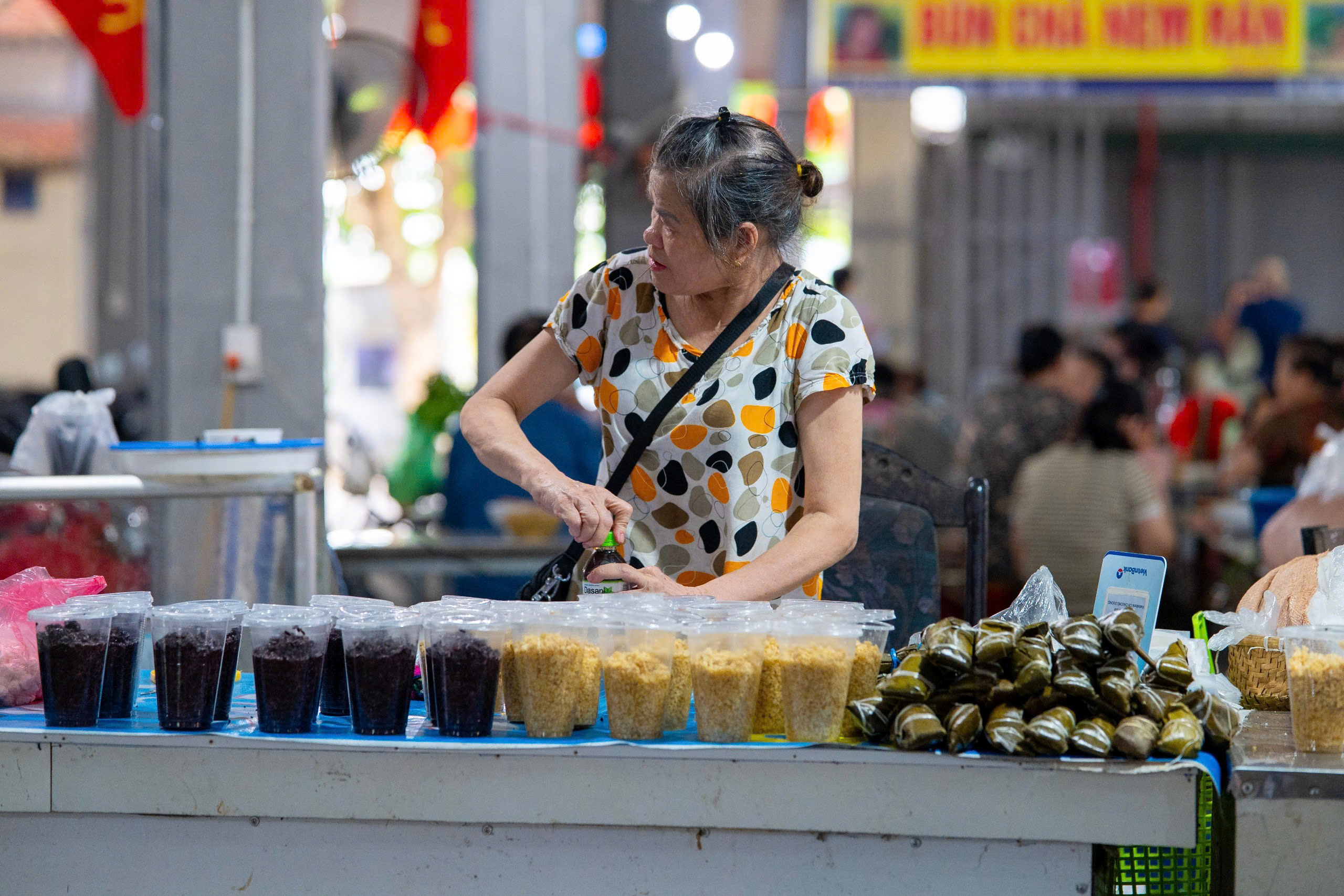 Chợ truyền thống nhộn nhịp trong ng&agrave;y Tết Đoan Ngọ - Ảnh 5.