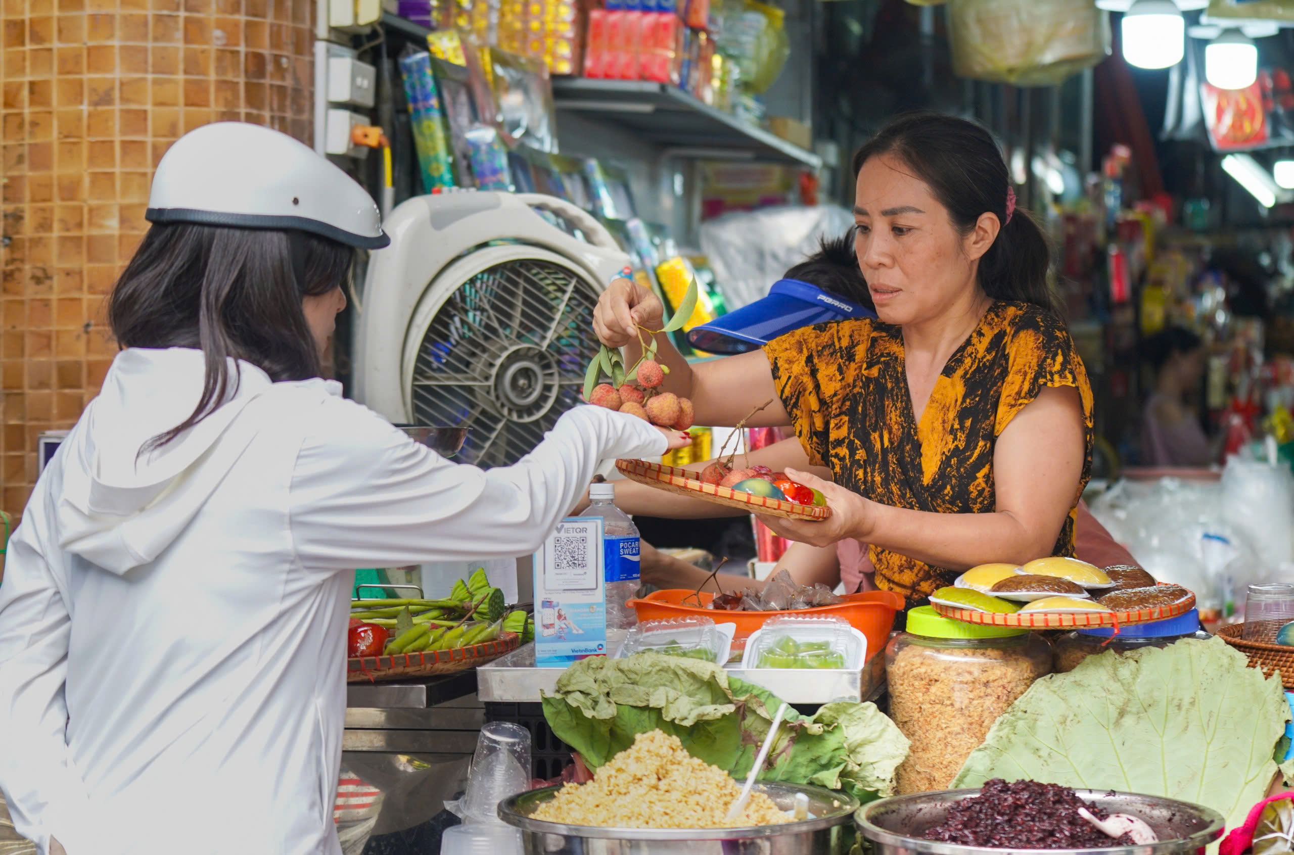 Chợ truyền thống nhộn nhịp trong ng&agrave;y Tết Đoan Ngọ - Ảnh 9.
