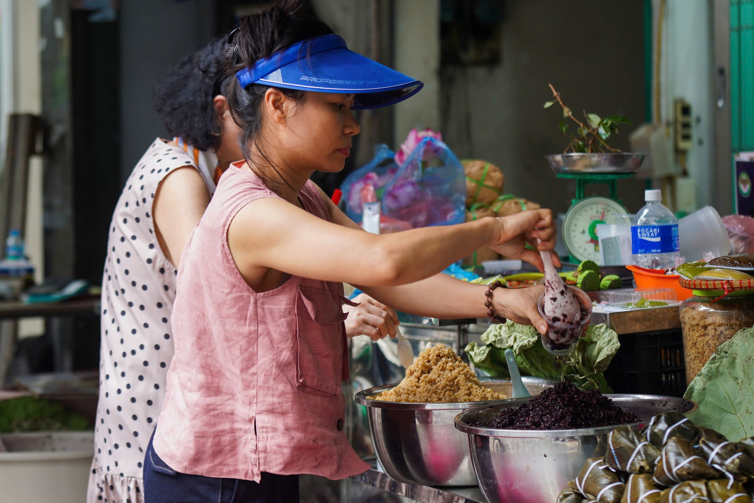 Chợ truyền thống nhộn nhịp trong ng&agrave;y Tết Đoan Ngọ - Ảnh 11.