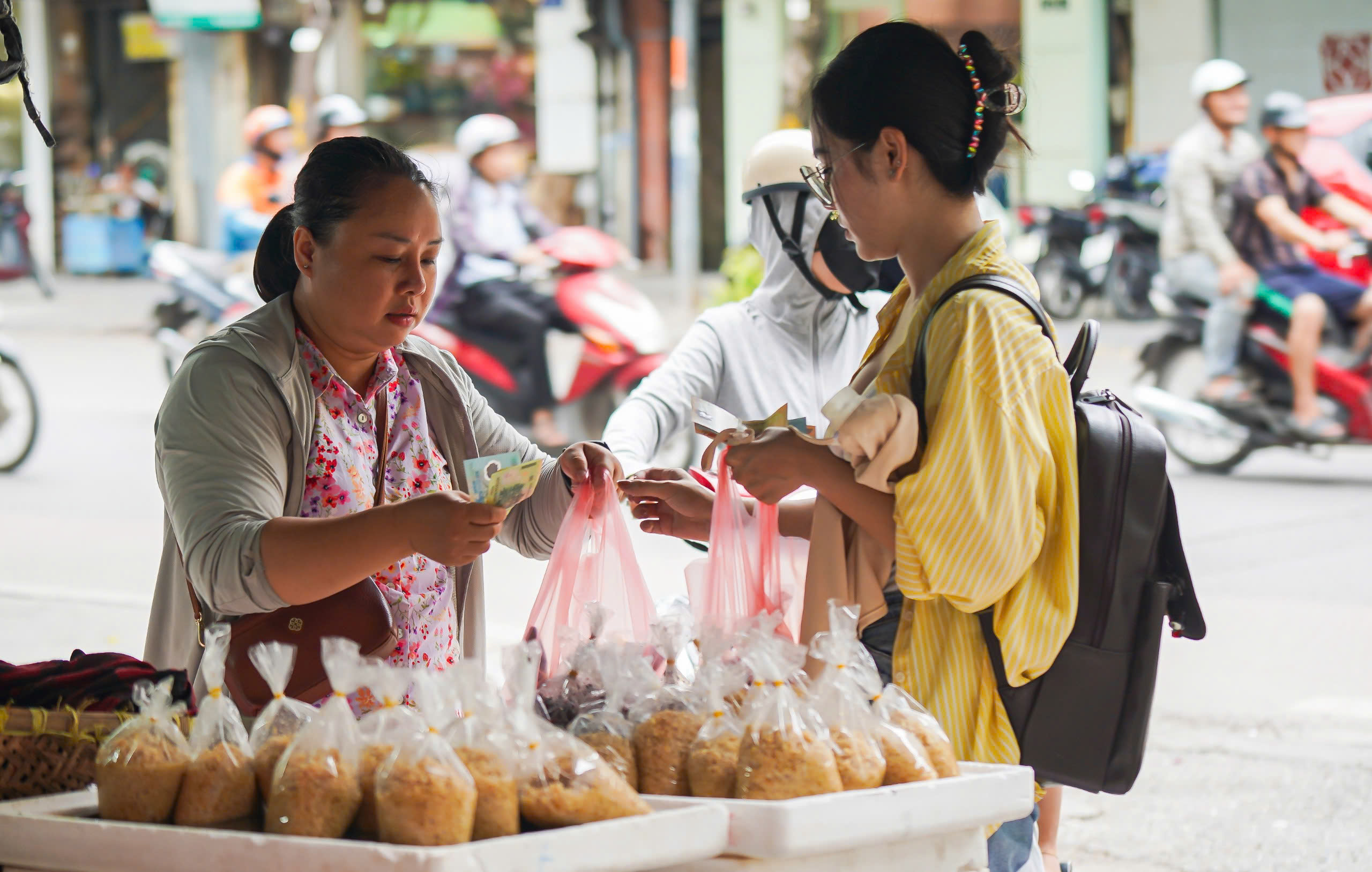 Chợ truyền thống nhộn nhịp trong ng&agrave;y Tết Đoan Ngọ - Ảnh 13.