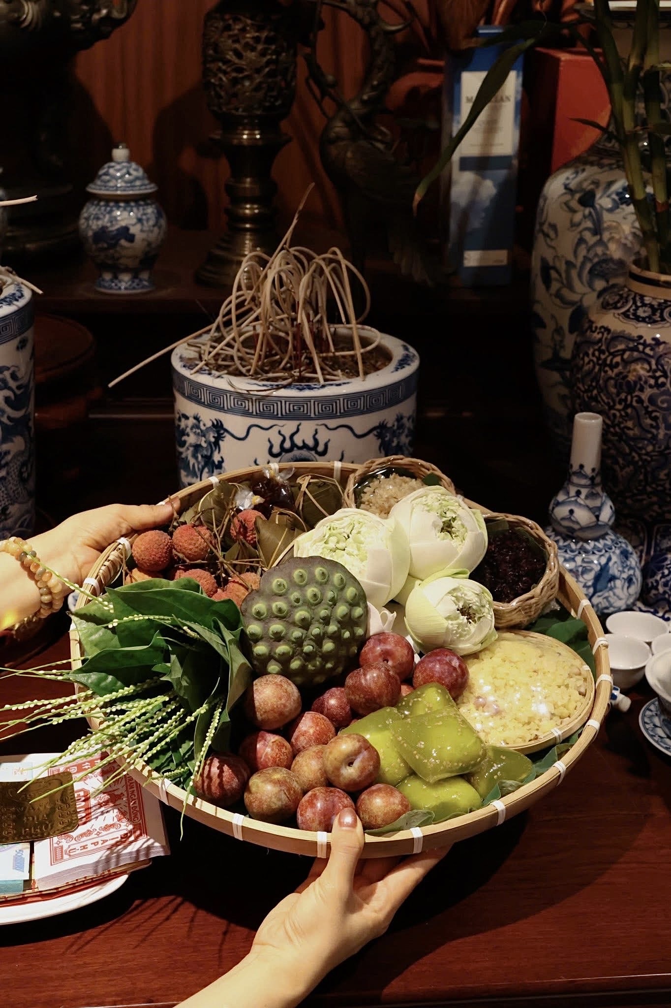 Chợ truyền thống nhộn nhịp trong ng&agrave;y Tết Đoan Ngọ - Ảnh 16.