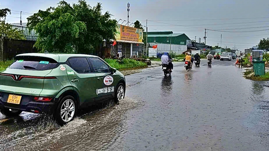 Mưa lớn g&acirc;y ngập cục bộ, &ugrave;n ứ k&eacute;o d&agrave;i tr&ecirc;n Quốc lộ 1 qua C&agrave; Mau- Ảnh 1.