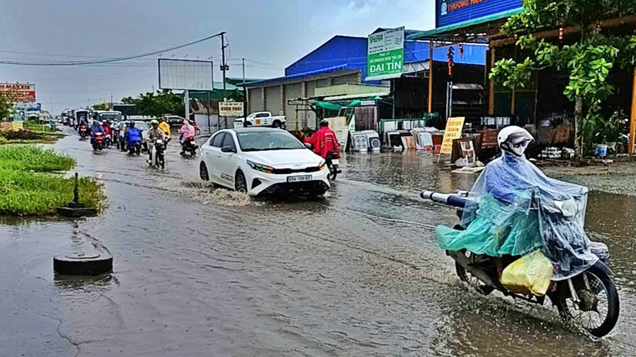 Mưa lớn g&acirc;y ngập cục bộ, &ugrave;n ứ k&eacute;o d&agrave;i tr&ecirc;n Quốc lộ 1 qua C&agrave; Mau- Ảnh 6.