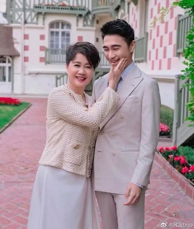 Si&ecirc;u mẫu nội y Hề Mộng Dao kh&oacute;a m&ocirc;i con trai "vua s&ograve;ng b&agrave;i" trong h&ocirc;n lễ ở Ph&aacute;p- Ảnh 10.