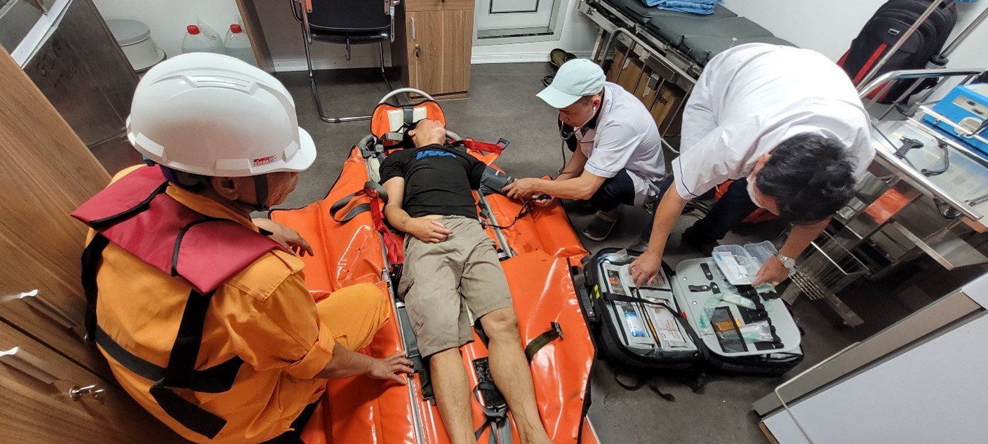 H&agrave;nh tr&igrave;nh xuy&ecirc;n đ&ecirc;m cứu ngư d&acirc;n bị bệnh nguy cấp ngo&agrave;i khơi - Ảnh 3.