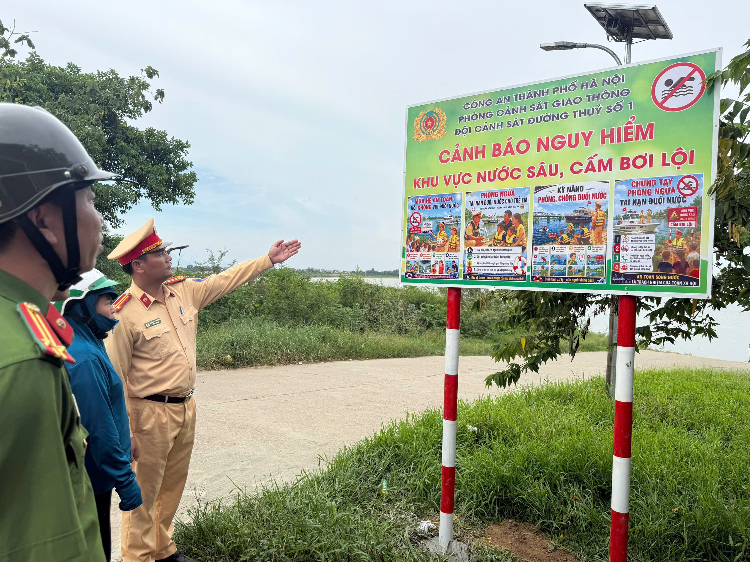 Hà Nội: Cảnh sát cắm loạt biển báo ven sông, người dân cần lưu ý gì? - Ảnh 1.