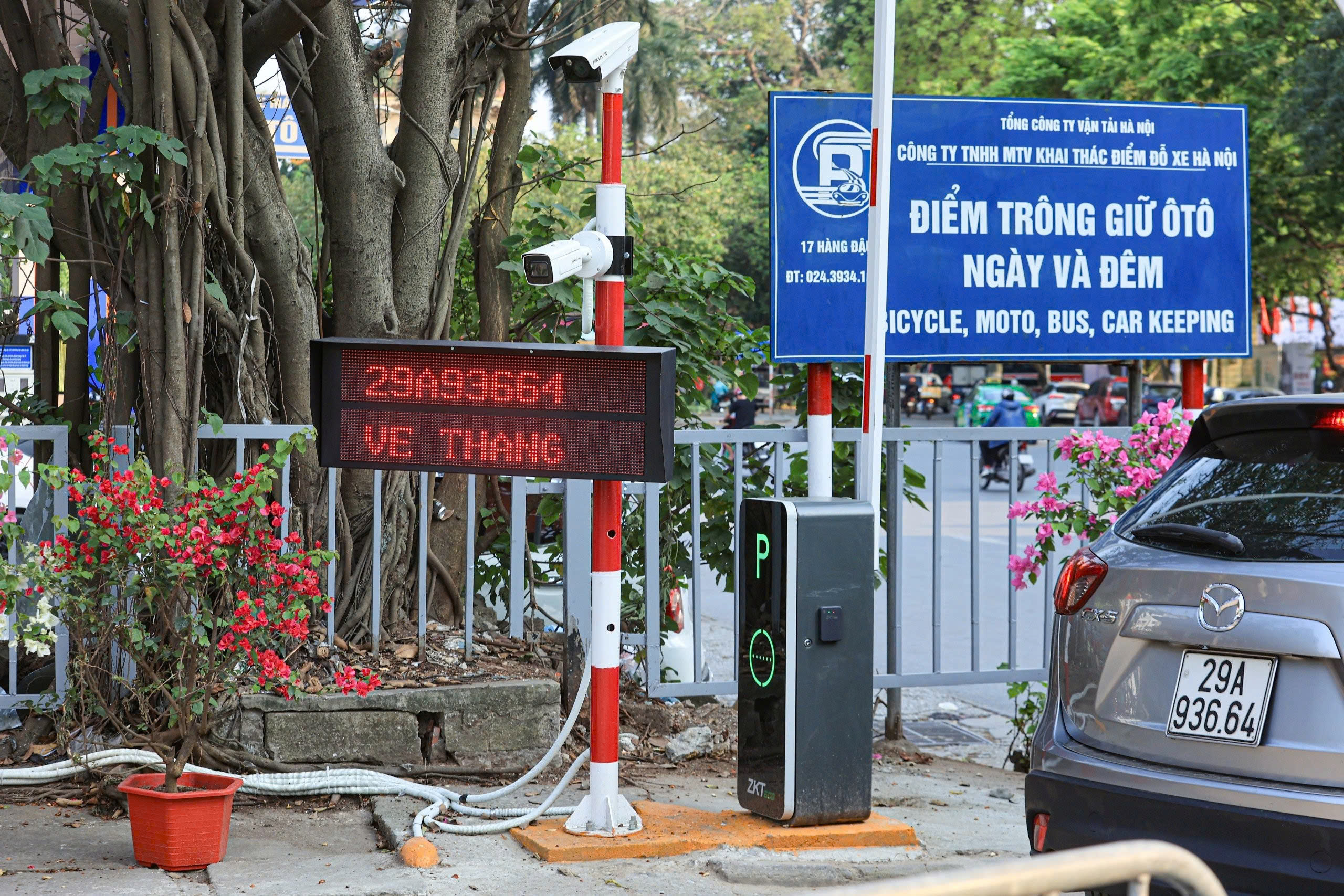 Từ 1/7, H&agrave; Nội &aacute;p dụng thu ph&iacute; điện tử kh&ocirc;ng dừng tại 100% điểm tr&ocirc;ng giữ xe - Ảnh 1.
