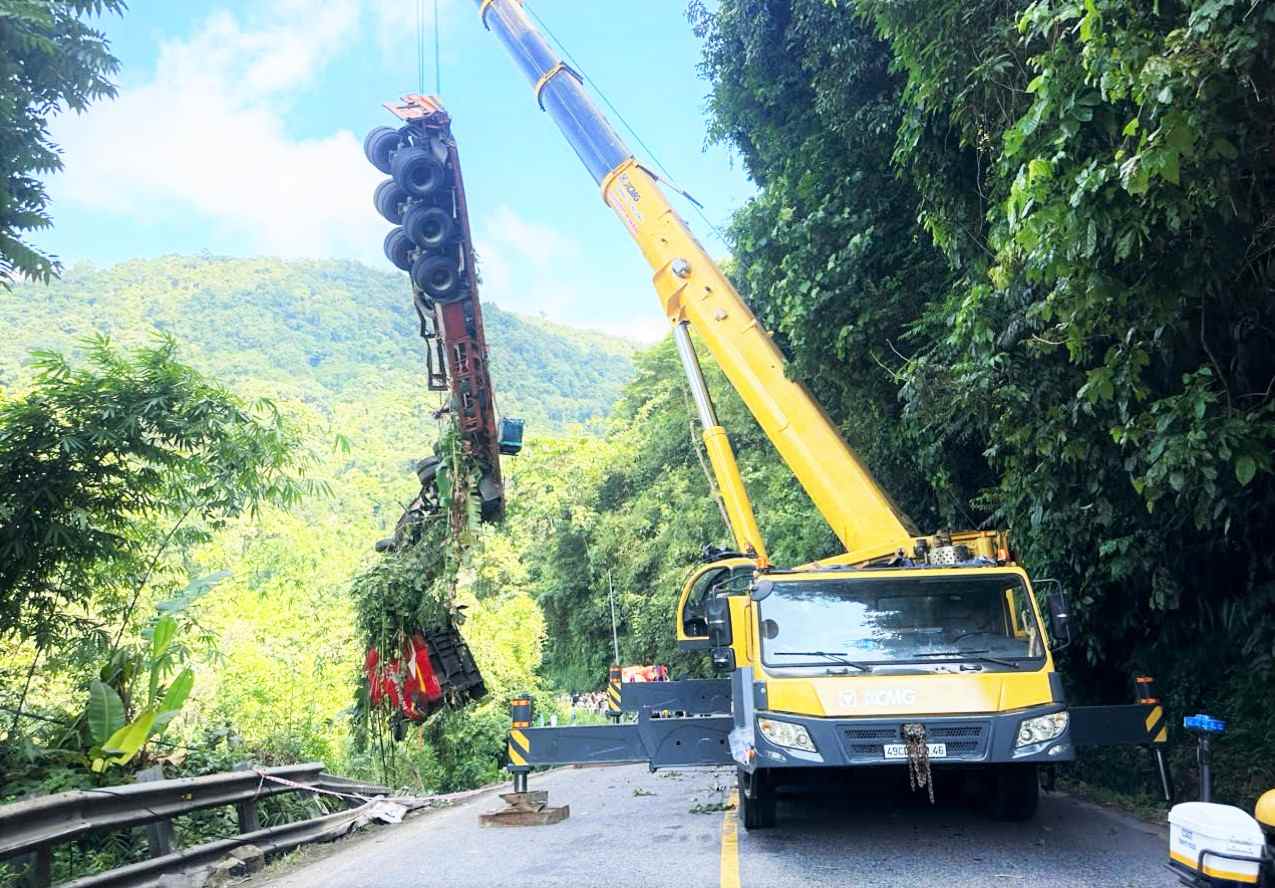 L&acirc;m Đồng: Cứu hộ th&agrave;nh c&ocirc;ng xe container lao xuống vực, đ&egrave;o Bảo Lộc th&ocirc;ng xe trở lại - Ảnh 1.