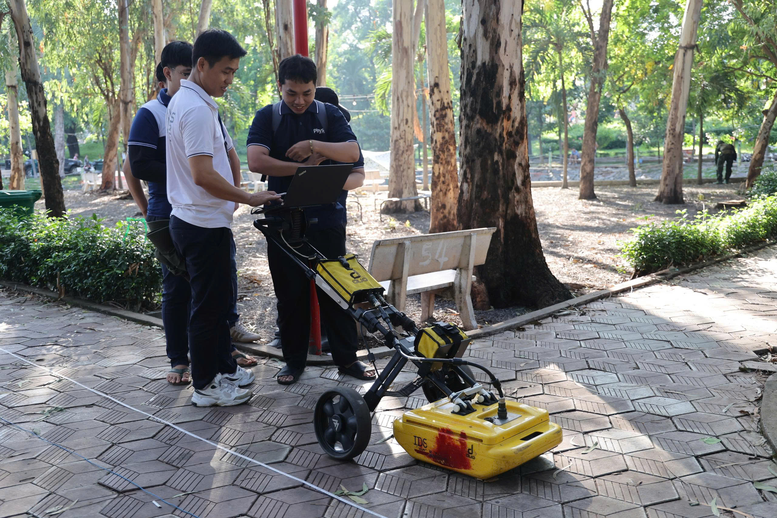 Cận cảnh C&ocirc;ng vi&ecirc;n L&ecirc; Thị Ri&ecirc;ng nơi sắp thăm d&ograve; khu vực nghi c&oacute; r&atilde;nh mộ tập thể - Ảnh 2.
