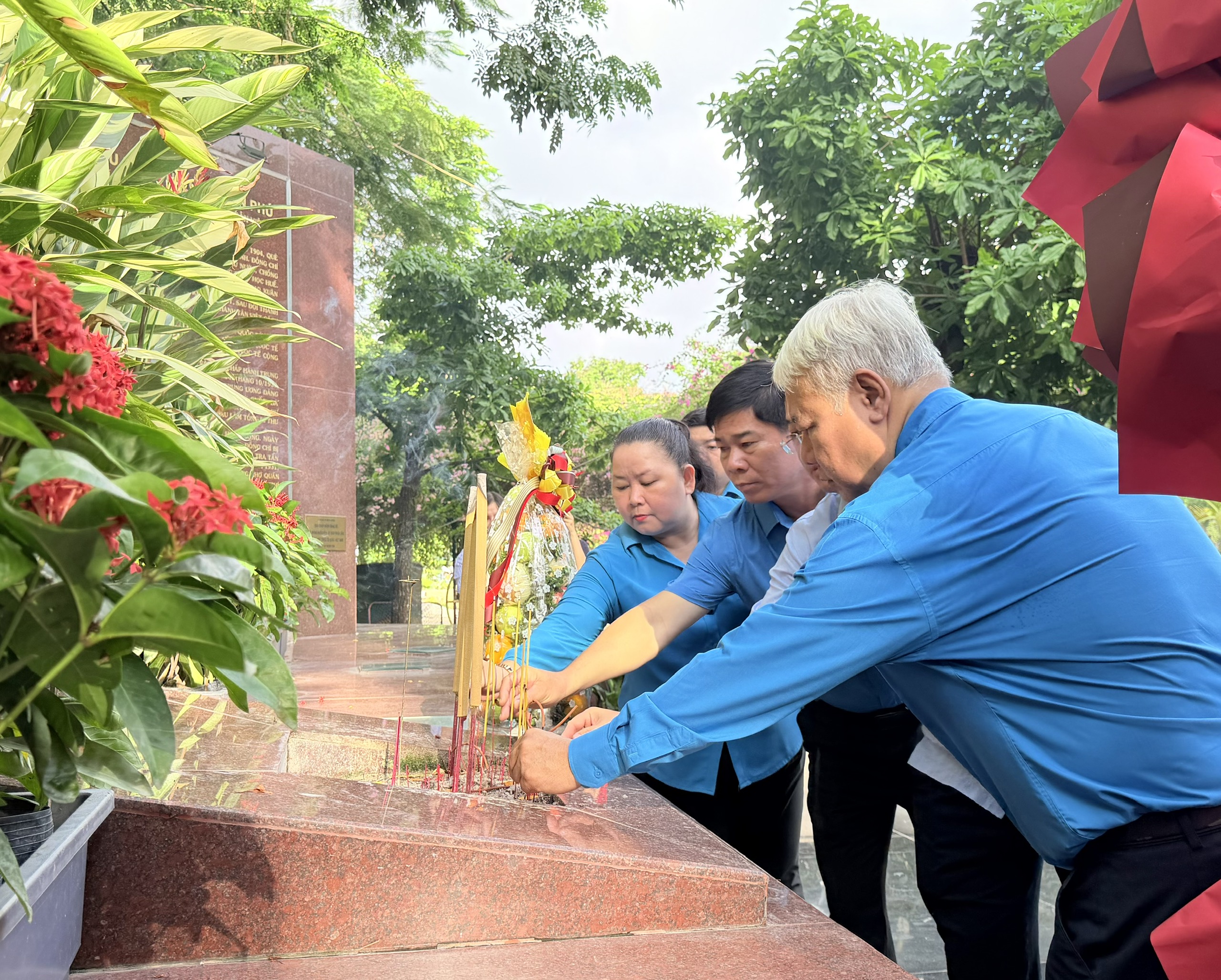 Cận cảnh C&ocirc;ng vi&ecirc;n L&ecirc; Thị Ri&ecirc;ng nơi sắp thăm d&ograve; khu vực nghi c&oacute; r&atilde;nh mộ tập thể - Ảnh 14.