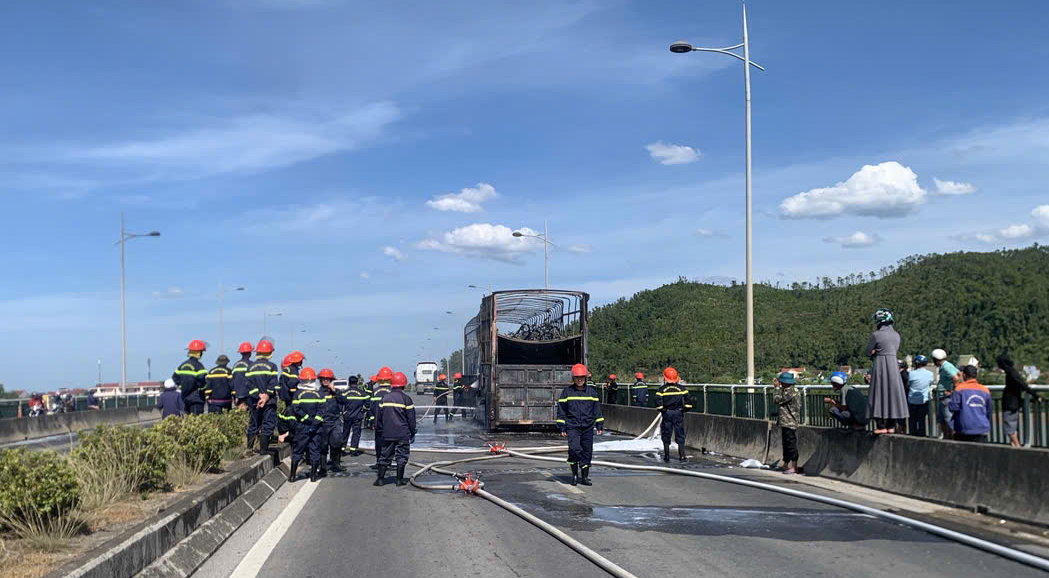 Ch&aacute;y xe đầu k&eacute;o tr&ecirc;n cầu Bến Thuỷ 2, h&agrave;ng loạt xe m&aacute;y bị thi&ecirc;u rụi - Ảnh 2.