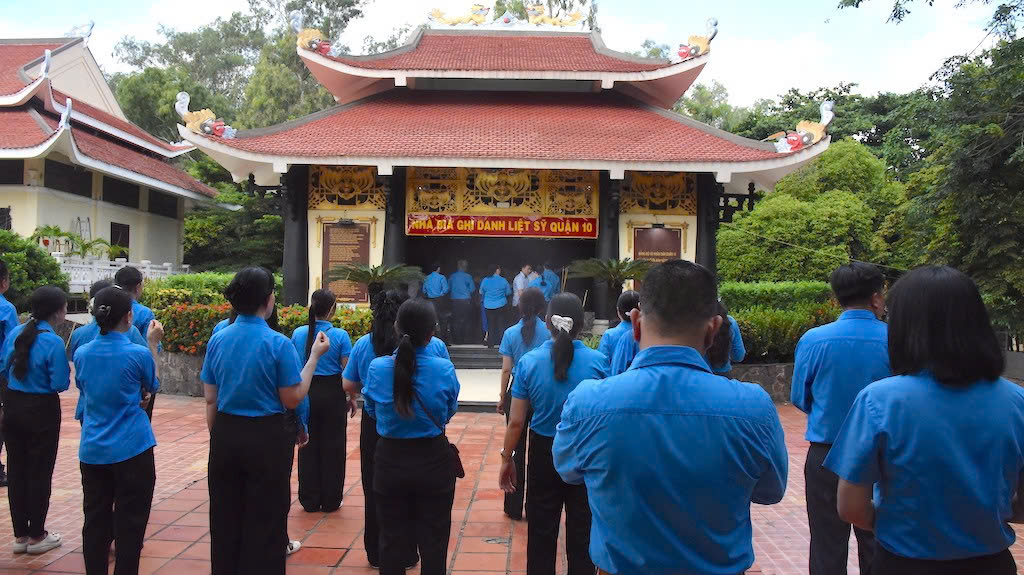 Cận cảnh C&ocirc;ng vi&ecirc;n L&ecirc; Thị Ri&ecirc;ng nơi sắp thăm d&ograve; khu vực nghi c&oacute; r&atilde;nh mộ tập thể - Ảnh 13.