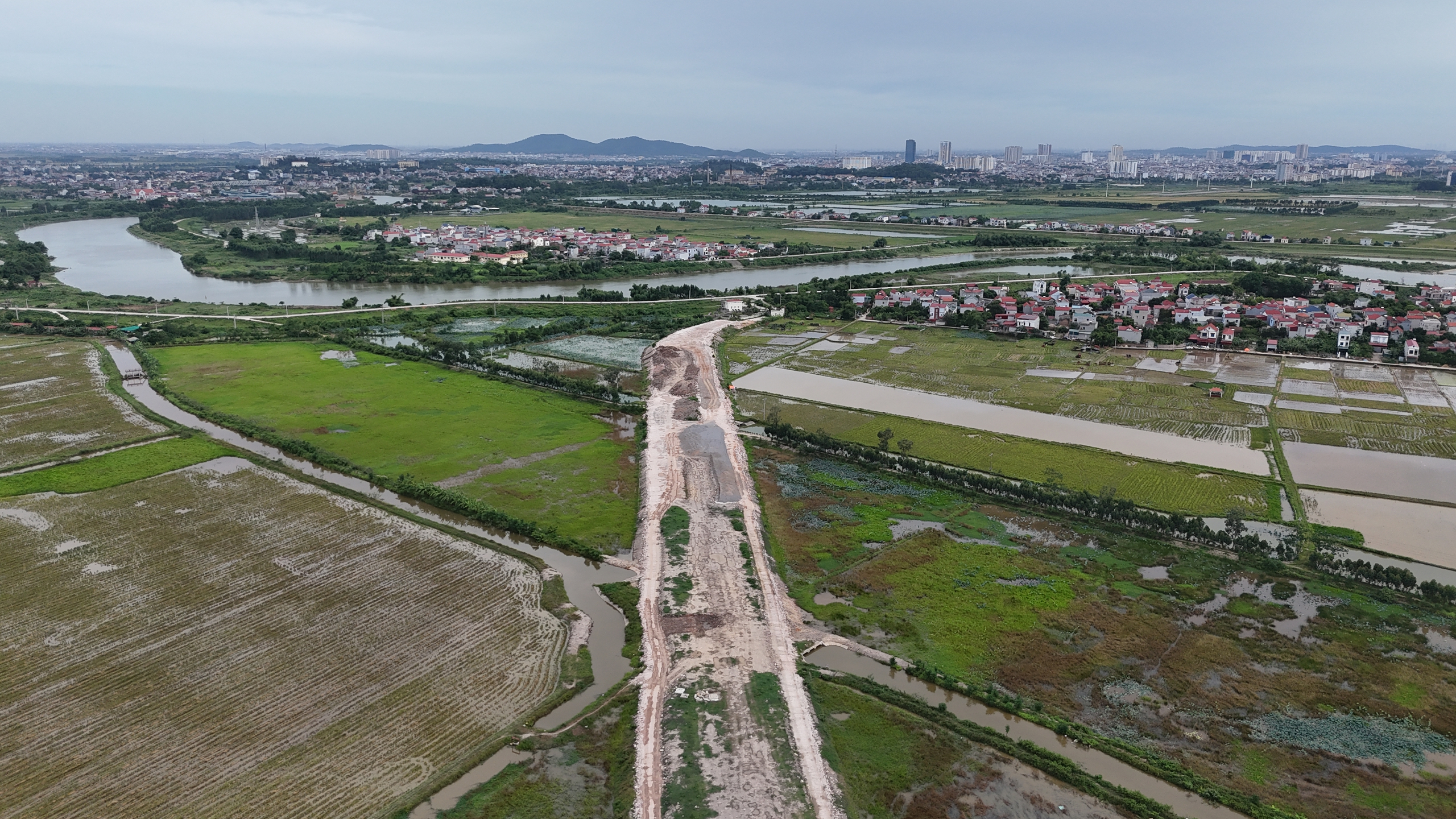 V&igrave; sao đường dẫn gần xong nhưng cầu H&agrave; Bắc 1 tại Bắc Ninh vẫn chưa x&acirc;y dựng? - Ảnh 7.