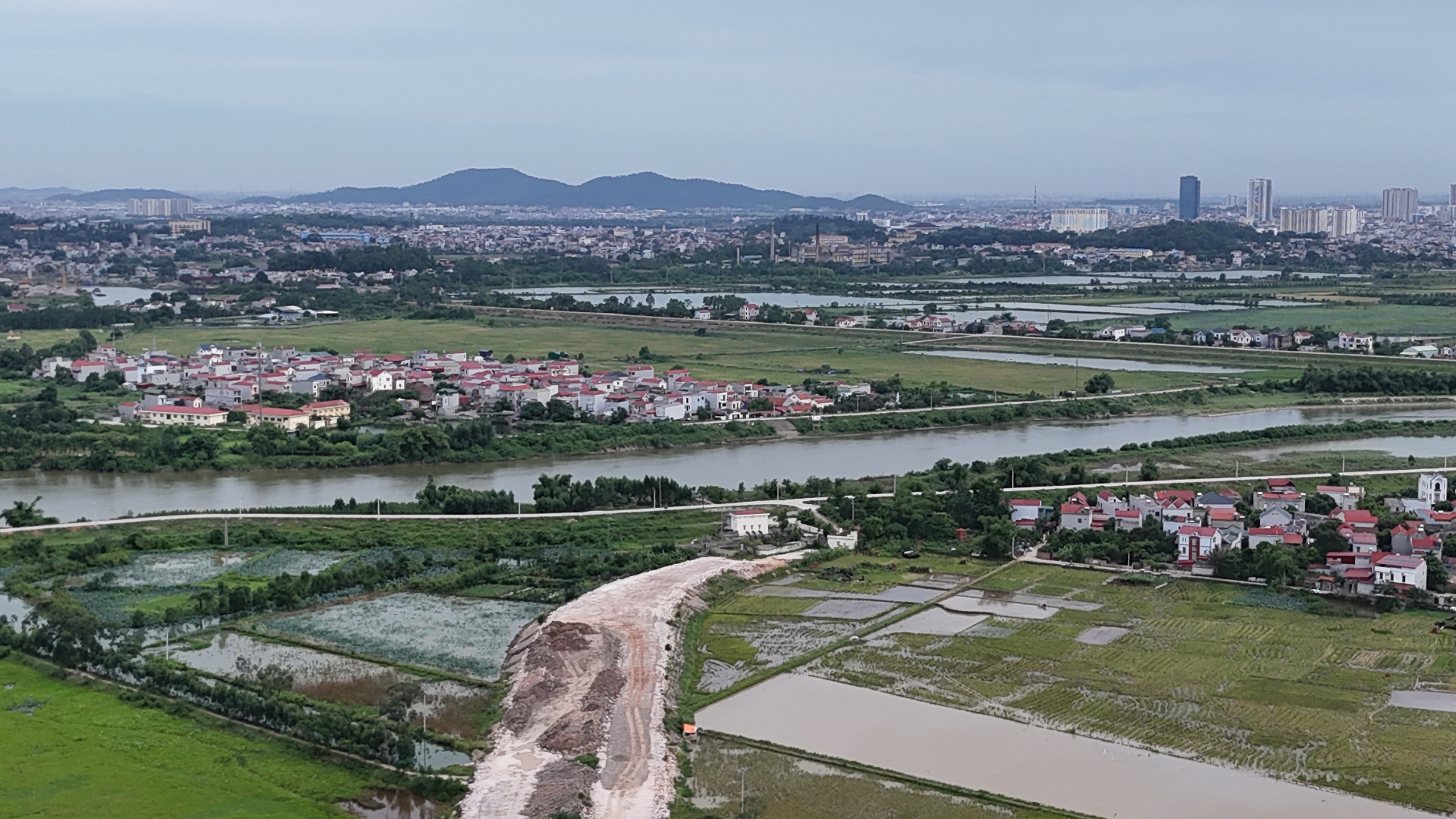 V&igrave; sao đường dẫn gần xong nhưng cầu H&agrave; Bắc 1 tại Bắc Ninh vẫn chưa x&acirc;y dựng? - Ảnh 6.