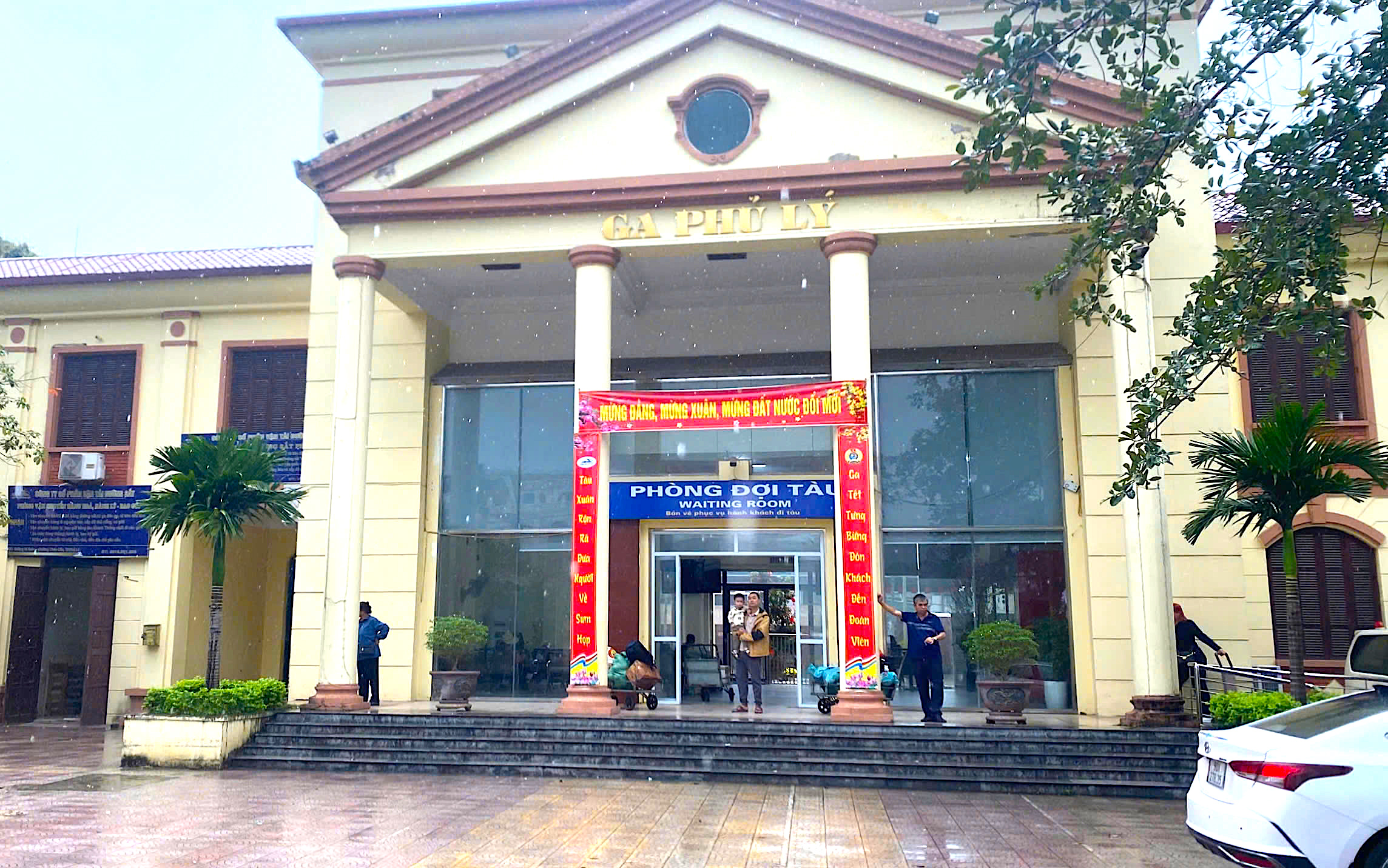 Sắp có tàu chuyên dụng đưa đón y, bác sĩ giữa Hà Nội - Phủ Lý - Ảnh 1.