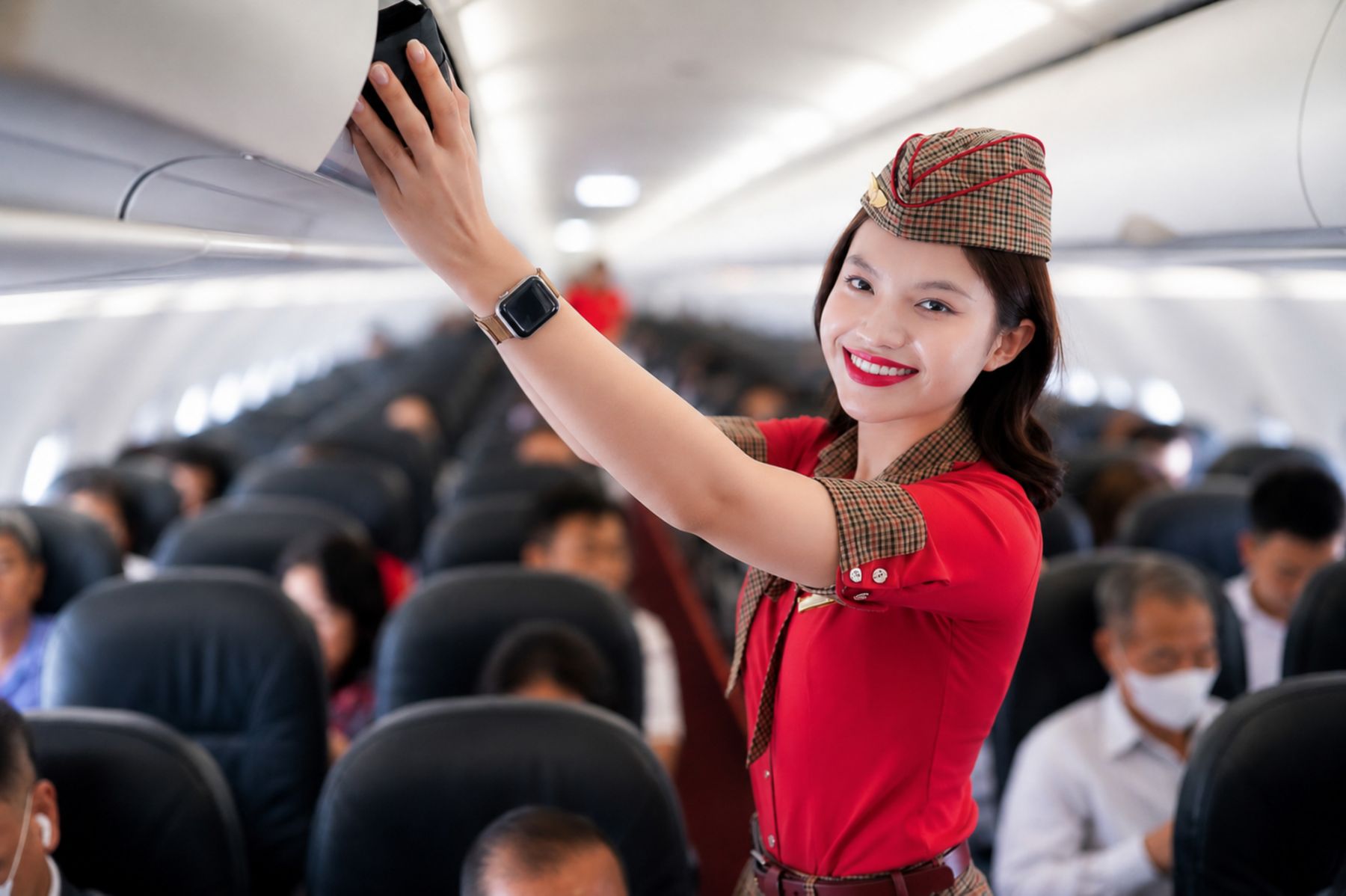 Hè rực rỡ, bóng lăn sôi động: Vietjet tăng 30% chuyến, cung cấp 8,8 triệu vé từ 0 đồng - Ảnh 1.