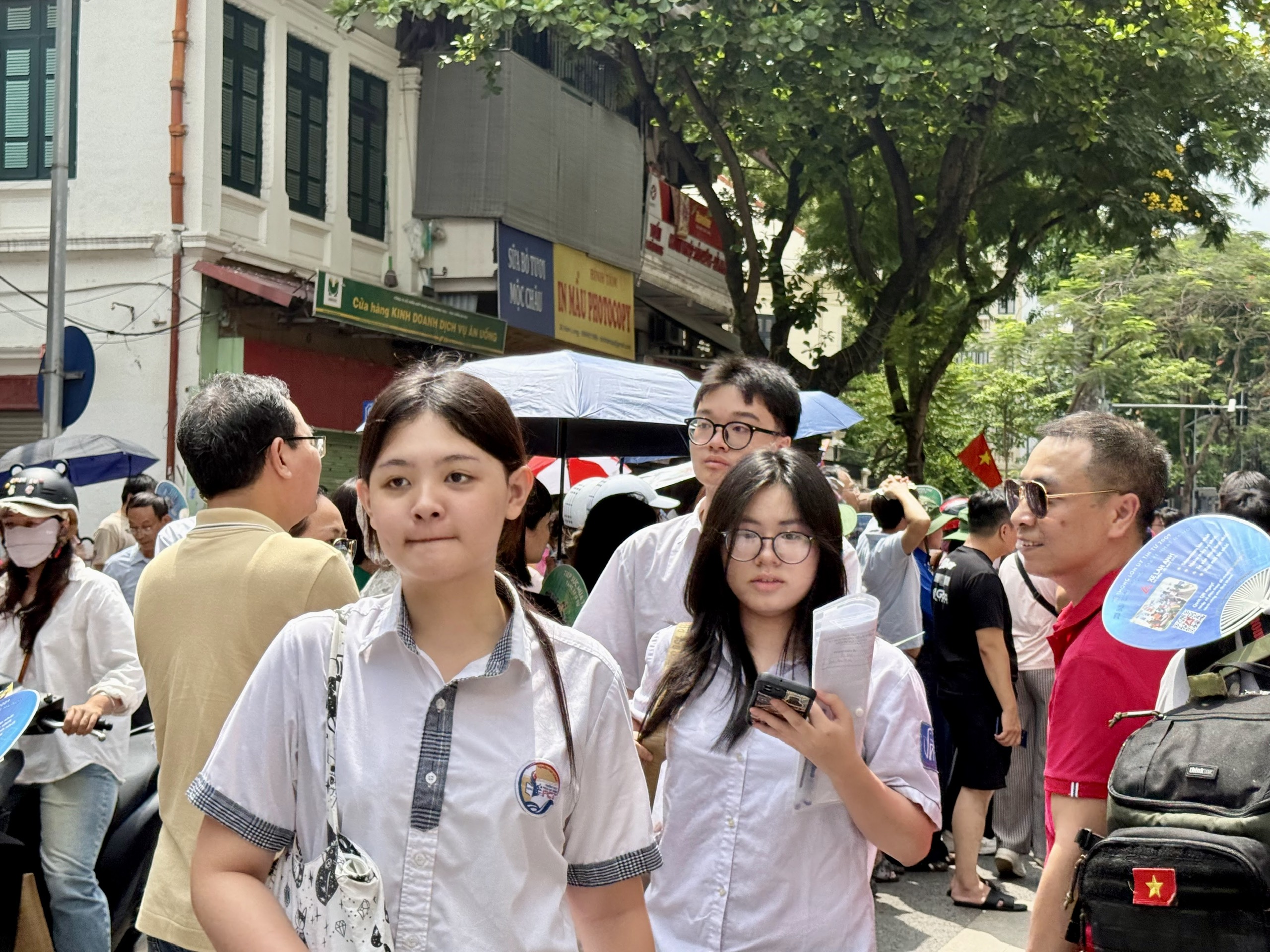 H&agrave; Nội: Học sinh tr&uacute;ng tuyển lớp 10 bắt đầu x&aacute;c nhận nhập học từ 25/6 - Ảnh 1.